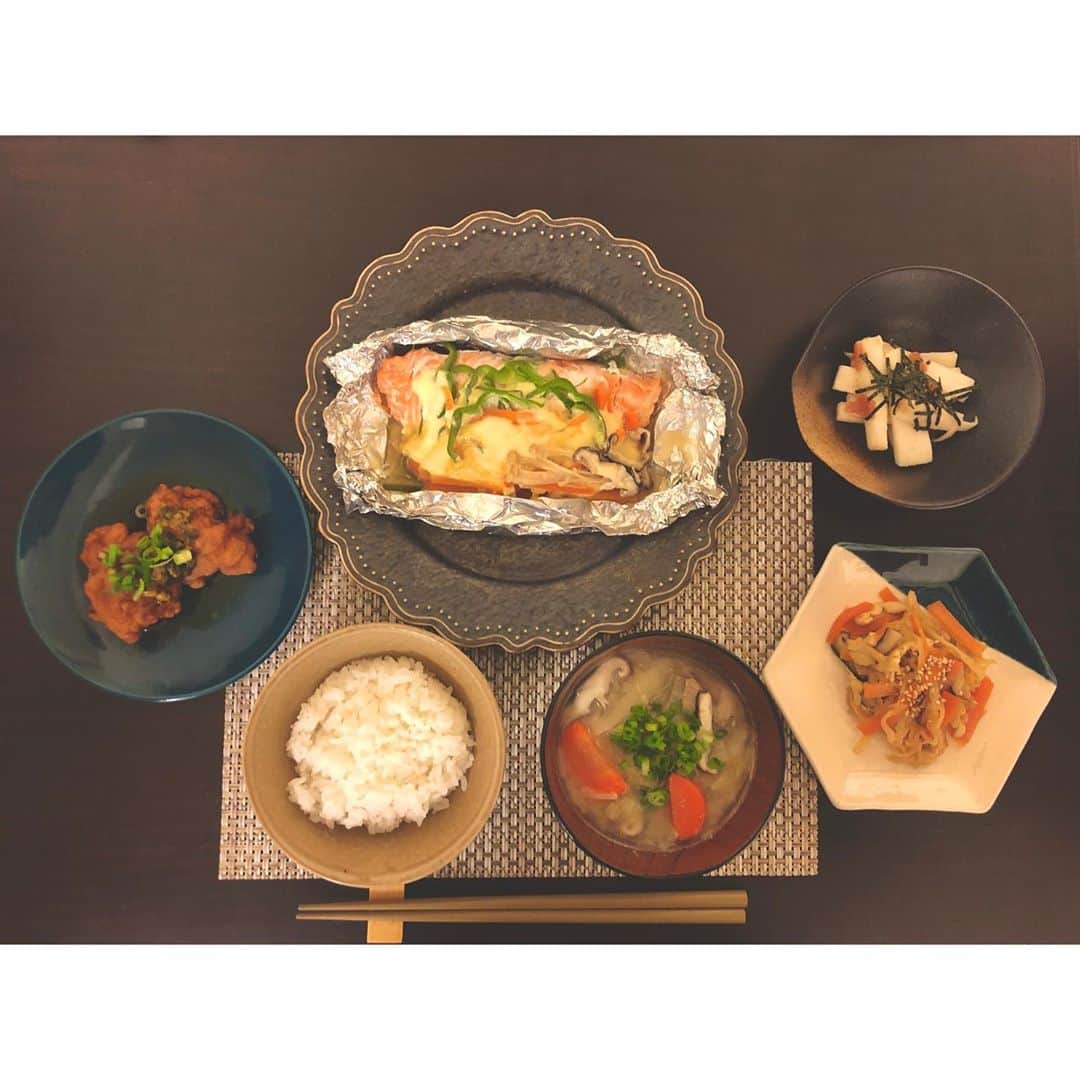 武田華奈のインスタグラム：「. 焼き魚をすると部屋が何日もくさいので、食べたいときはホイル焼きをすることが多いです🐟🔥 骨なしのサーモンが安かったので、野菜たっぷり味噌醤油マヨネーズで蒸し焼きし、ご飯が進む味にしました。チーズも少し。 とろろ昆布入りの山芋梅肉あえと、アレンジした前日の豚汁。 切り干し大根はやはり作り過ぎました𓂃𓀓𓀓𓀓 お肉がないと物足りないのでお惣菜の2個入りの唐揚げ！笑 ネギだれをつくってかけました。 . #マットが小さかったなぁ #最近ご飯ばっかり #働き方改革ばんざい」
