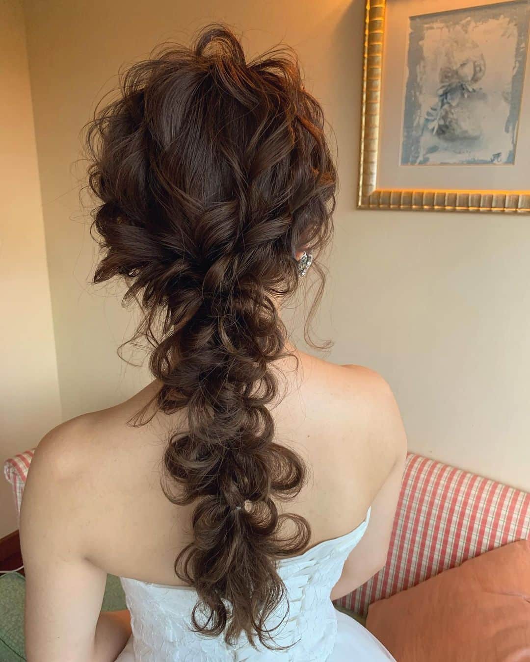 RabichePowのインスタグラム：「編みおろし♡ . BRIDAL撮影で崩れにくいので安定の編みおろし❤️ . この日は強風の中.沖縄のビーチで撮影🏖 . RabichePowの真髄とも言えるこのデザインと コントラストをしっかり効かせたので ヘアアクセサリー無しにして 代わりに印象的なイヤリングを♡写ってないけど😂 . . . #rabichepow#ラビッシュポー#ヘアメイク#結婚式ヘアー#ヘアアレンジ#あみおろしアレンジ #日本編みおろし会」