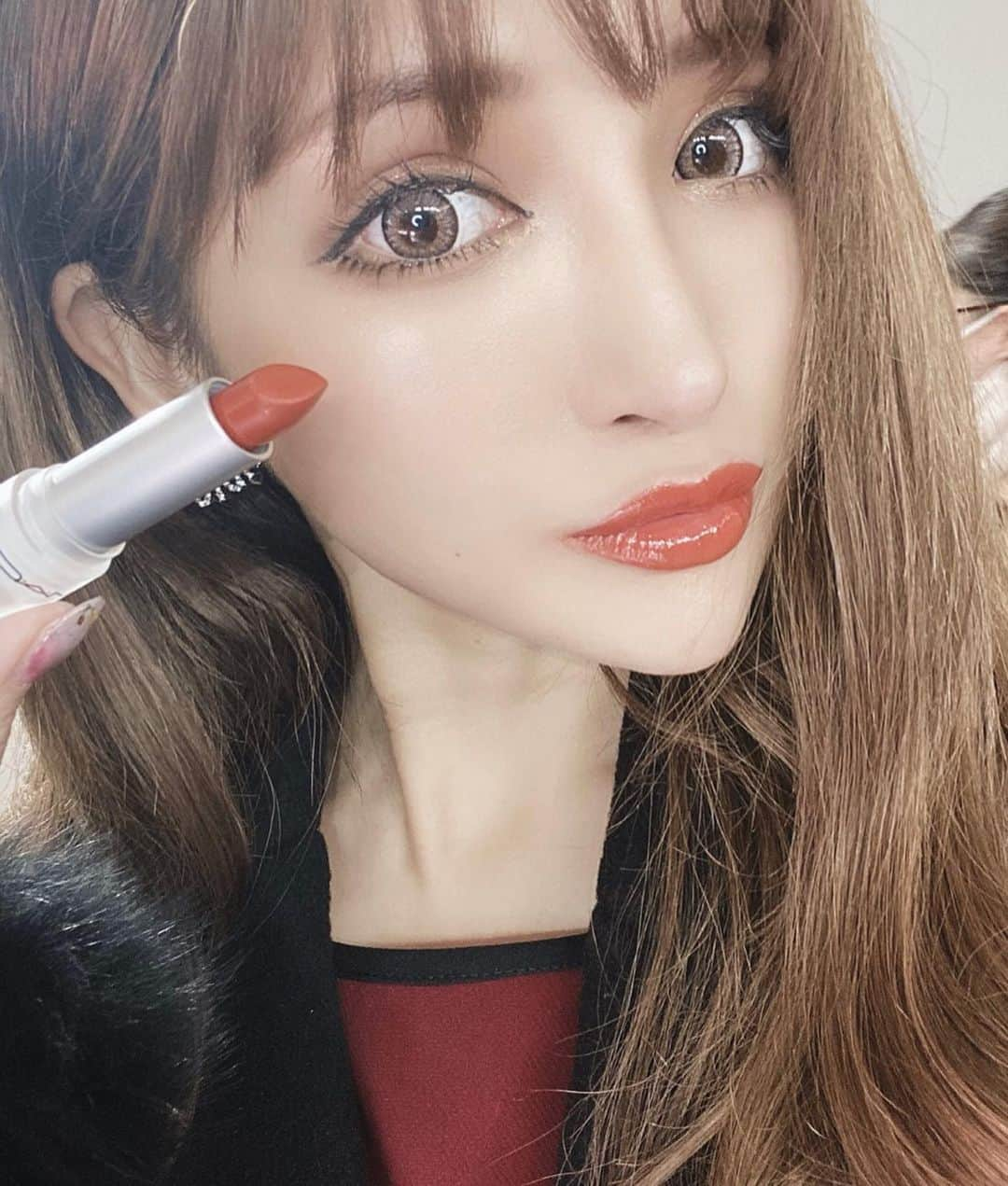 小原優花さんのインスタグラム写真 - (小原優花Instagram)「クリアのパッケージが可愛いすぎるMACさん《 @maccosmeticsjapan 》のNEWコレクション✨✨ 先行販売イベントで私もGETしてきました♡💄🥰✨ ・ クリーミーな色からトレンドのテラコッタ系カラーまで可愛くて選ぶのが大変だったよ💓🥺 チークとハイライトはひと塗りで驚くツヤ感🤤♡♡ ・ ・ "春らしい透明感のある表情を演出する"この限定コレクション🌸 ・ 今日からWEBで先行販売が開始されていて、14日から全国の店頭でお買い求めできるそうです🙆‍♀️♥️ ・ ・ ・ ▽掲載コスメ一覧♥️ ☆エクストラディメンション　スキンフィニッシュ 『ポストモダニスト ピーチ』&『ホット ダム オワゼル ダビニョン』 ・ ☆リップガラス(グロス) 『デコ ア ゴーゴー』&『ペインテッド レディ』 ・ ☆リップスティック(口紅) 『フルール ドゥ コーラル』&シュガー スウィート カメオ』&『ヤシュ』←ヤシュは既存色の限定パッケージ♡ ・ ☆スモール アイシャドウ 『バック トゥ シュールレアリティ』&『キープ ステイル』&『ブージー ベイブ』 ・ ☆ファンデーション ライトフルC+ SPF30 ・ ☆下地 ライトフルC+ SPF45PA++++ ・ ・ #mac #maccosmetics #maclipstick #限定コスメ #2020春 #新コレクション」2月10日 22時49分 - yunkoro519