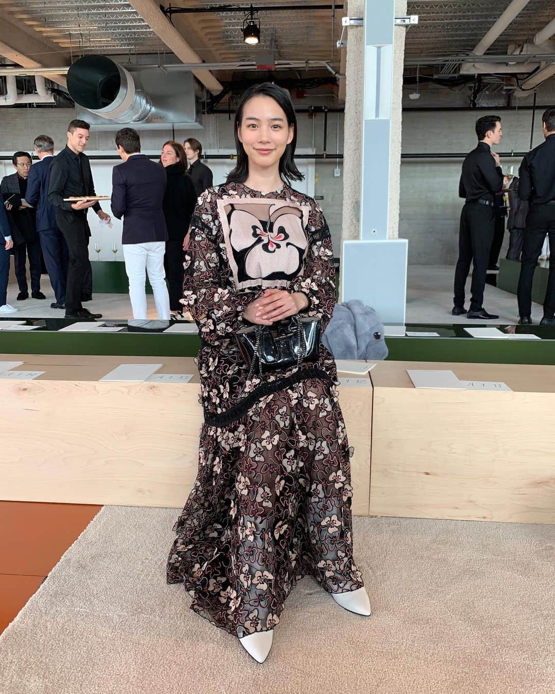 のインスタグラム：「NYコレ取材：「ロンシャン（LONGCHAMP）」の会場には、女優ののんさんの姿が！そしてブランドアンバサダーを務めるケンダル・ジェンナー（KENDALL JENNER）の姿も！セレブの来場にショー開始前からウキウキしましたが、ショーが始まったら今度はモデルの美佳さんがランウエイに登場！！「トム フォード」にも出ていましたし、今季も美佳さんの大活躍は間違いなしですね。美佳さん以外もスーパーモデル大集合でアガるショーでした。服はセブンティーズボヘミアンの匂いを感じるレトロなスタイルがチャーミングでしたよ。﻿ ﻿ コレクションの全ルックは @wwd_jp のプロフィールのリンクから﻿ ﻿ 2枚目、PHOTO : STÉPHANE FEUGÈRE / WWD (c) FAIRCHILD PUBLISHING, LLC﻿ 4〜9枚目、PHOTOS : GIOVANNI GIANNONI / WWD (c) FAIRCHILD PUBLISHING, LLC﻿ ﻿ #ロンシャン #のん #ケンダルジェンナー #美佳 #LONGCHAMP #KENDALLJENNER #2020aw #20aw #aw2020 #aw20 #2020fw #20fw #fw2020 #fw20#NYFW #NYFW2020 #newyorkfashionweek #fashionweek #fashionmonth ﻿#non」