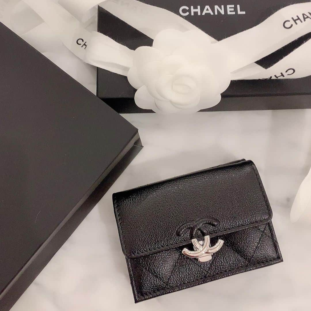 川崎希さんのインスタグラム写真 - (川崎希Instagram)「CHANELでお財布を買ったよ〜💓💓💓 . 3年ぶりくらいに新しいお財布買った‼️ . CHANELのマークが半分になってるかんじがお気に入りで . 小さめなサイズが欲しかったからいま売ってる中で1番小さいやつしたよ🥰🥰🥰 #chanel #newwallet」2月10日 23時08分 - kawasakinozomi