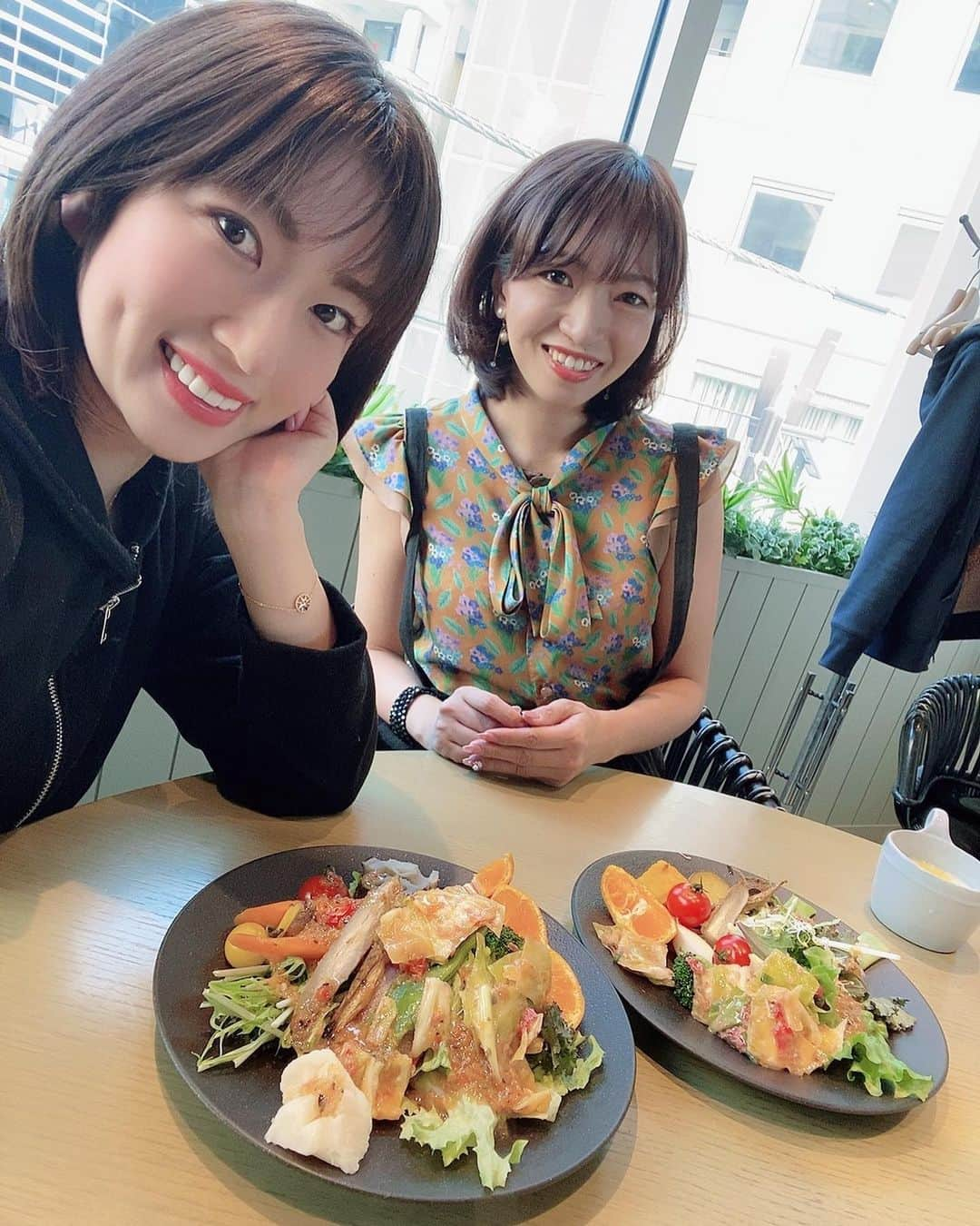 庄司ゆうこさんのインスタグラム写真 - (庄司ゆうこInstagram)「今日はママと東京大神宮で厄払いへ‼️ 私は本厄なんです、、😭 30代は厄年だらけ(T . T) そして今年2回目のおみくじは、またまた末吉、、😂笑 大吉なんてここ数年出てないなぁ😭 お昼は風水の先生恵子ちゃんとランチミーティング‼️ 今年のトリプル吉方位や、行っちゃダメな方角、場所など詳しく見てもらったよー✨ 行こうとしていた旅行あったけど方位が悪かったんで日にちを変えることに、、 聞いてよかった😭✨ 去年の社員旅行は聞かずに行ったから、パスポートなくしたり、色々大変だったからなぁ。。 後で調べたら出発した日にちがNGだったの、、。 私の場合特に影響受けやすいみたいで、、（ ; ; ） 私は七木金星なんだけど、今月、来月が物凄くいい運勢なので、やりたいことは我慢せず、とことんやり切りたいと思いますっ❣️ #東京大神宮#厄払い#親子#おみくじ#末吉#風水#方位学#吉方位#トリプル吉方位#恵比寿ランチ#コスメキッチンアダプテーション」2月10日 23時04分 - yuko.shoji