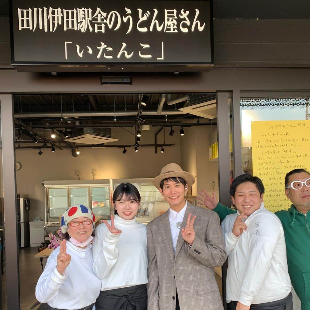 井口謙さんのインスタグラム写真 - (井口謙Instagram)「． 今日の今日感テレビ中継は、先月末全面開業し生まれ変わった #田川伊田駅 からお送りしました！ ． 駅舎の中には「日本一駅のホームに近いホテル」もあり、窓を覗くと部屋のすぐ側を列車が走ります。 ． 本当に寝台列車に乗っているような感覚です。 ． その他絶品の鉄板焼きやうどん、パンなどグルメも紹介しましたが… 何よりも感じたのは、人の温かさ。 田川の人は本当に優しく、取材で声をかけた全ての人が笑顔で応じてくれました。 ． 素敵な場所だな、と感じた田川のまち。 今日は駅しか紹介できませんでしたが。 また訪れるのが楽しみになりました！ ． 皆様もゆっくりしたい時にいかがでしょうか🚉 ． P.S.  駅ということで車掌になったり、ゆかりの場所ということで寅さんになったりしましたが… 頭がデカすぎて帽子が入りませんでした。割とショックです。 ． #今日感テレビ #田川伊田駅 #駅舎にホテル⁈ #みなさんめっちゃ元気」2月10日 23時16分 - iguchi_ken_rkb