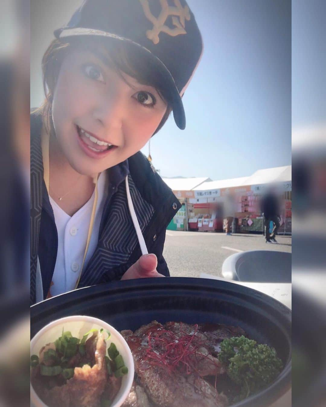 佐藤由季さんのインスタグラム写真 - (佐藤由季Instagram)「食いしん坊担当😋 もちろん宮崎キャンプでも発揮です🙋‍♀️ 明日から第3クールが始まるので キャンプグルメもアップしておきますね！！ #地鶏 #宮崎牛 #チキン南蛮 #めひかり  #肉巻きおにぎり #たまたま … などなど、宮崎ならではのものから #うどん #カレー #とりめし #焼きそば … といった外で食べたくなるものまで どれも最高に美味しい🤤🧡 まだ全部のお店を取材出来ていないので 第3クールで制覇しよう😎 各店舗の皆さん、沢山のお心遣いを ありがとうございます🧡 #giantsPP  #ジャイアンツ  #宮崎キャンプ  #キャンプグルメ  #取材  #リポート  #青空の下 で食べる #美味しい  #お店の方が優しい  #お心遣い  #ありがとうございます  #食いしん坊 担当 #食べるの大好き  #フリーアナウンサー  #佐藤由季  #カレー情報 🍛は別途アップしますね😎 #今年のキャンプ帽子も可愛い 🧡」2月10日 23時12分 - yukisato0710