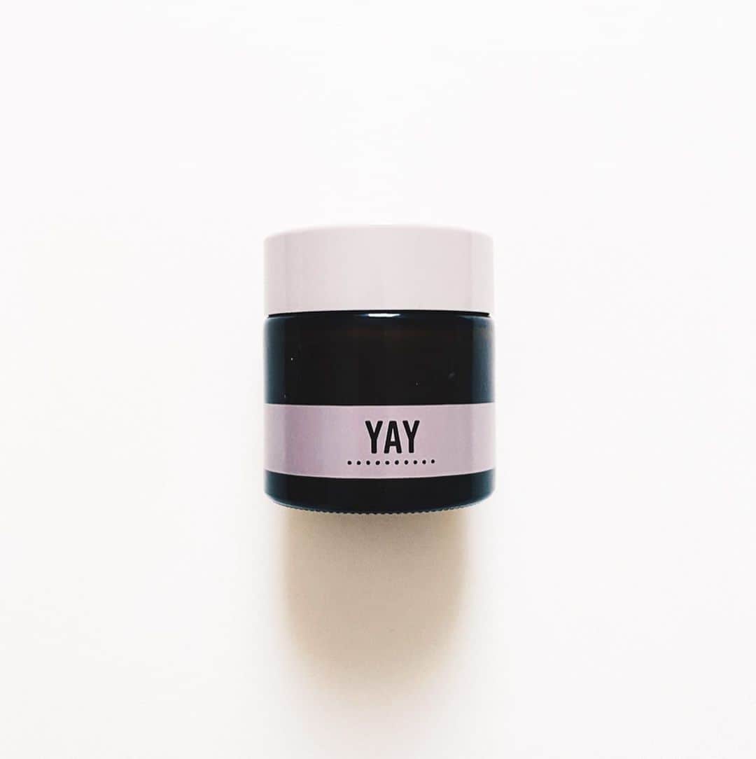 unoのインスタグラム：「先月買ってみた新しいヘアワックス、「YAY（ヤイ）」。 today's specialにて購入しました。 ほとんど家にいるのにあんまりガチガチに固めたくなくて、 でも素髪でいるよりは髪に良さそうなものを探していました。 2枚目に載せたようなクリームタイプのテクスチャなのですが アルガンオイル、シアバター、スクワラン配合で結構しっとりします。 ハンドクリームにもなるらしいし 髪もそこそこちゃんとまとまるし（濡れ感もほんのり出る） 香りも嫌な感じがしない！ （オレンジ、ベルガモット、ティートゥリーの爽やか系の感じです） ツヤ感が程よく出るので、それもまた好み。 このくすみパープルのパッケージも可愛くて気に入ってます。 ふと良き出会いがあると嬉しくなるな〜☺️ ㅤㅤㅤㅤㅤㅤㅤㅤㅤㅤㅤㅤㅤ #yay #yayfollowcream  #ヤイ #ヘアワックス」