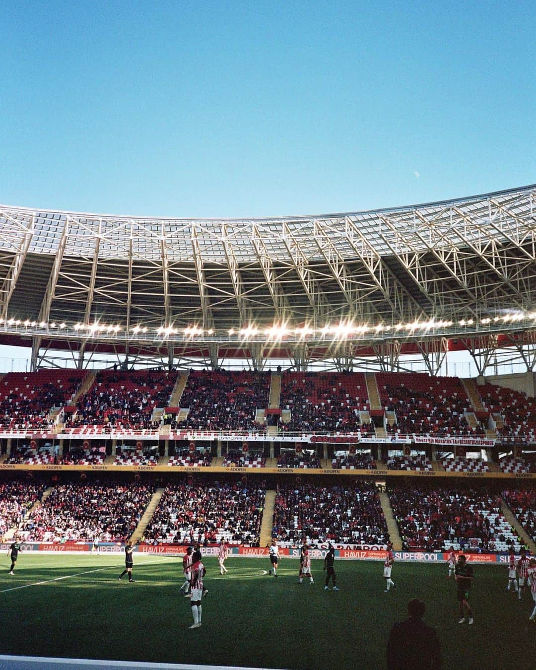 ルーカス・ポドルスキさんのインスタグラム写真 - (ルーカス・ポドルスキInstagram)「This feeling 🙏🔴⚪ #stadium #support #soccer 🦂 @antalyaspor」2月10日 23時23分 - lukaspodolski