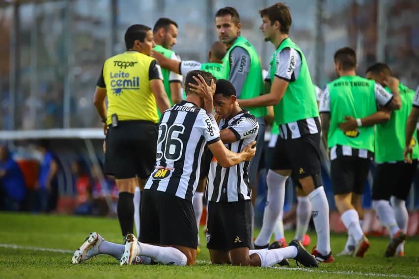 のインスタグラム：「Sempre com muita Fé e convicção! ⚫️⚪️🐔」