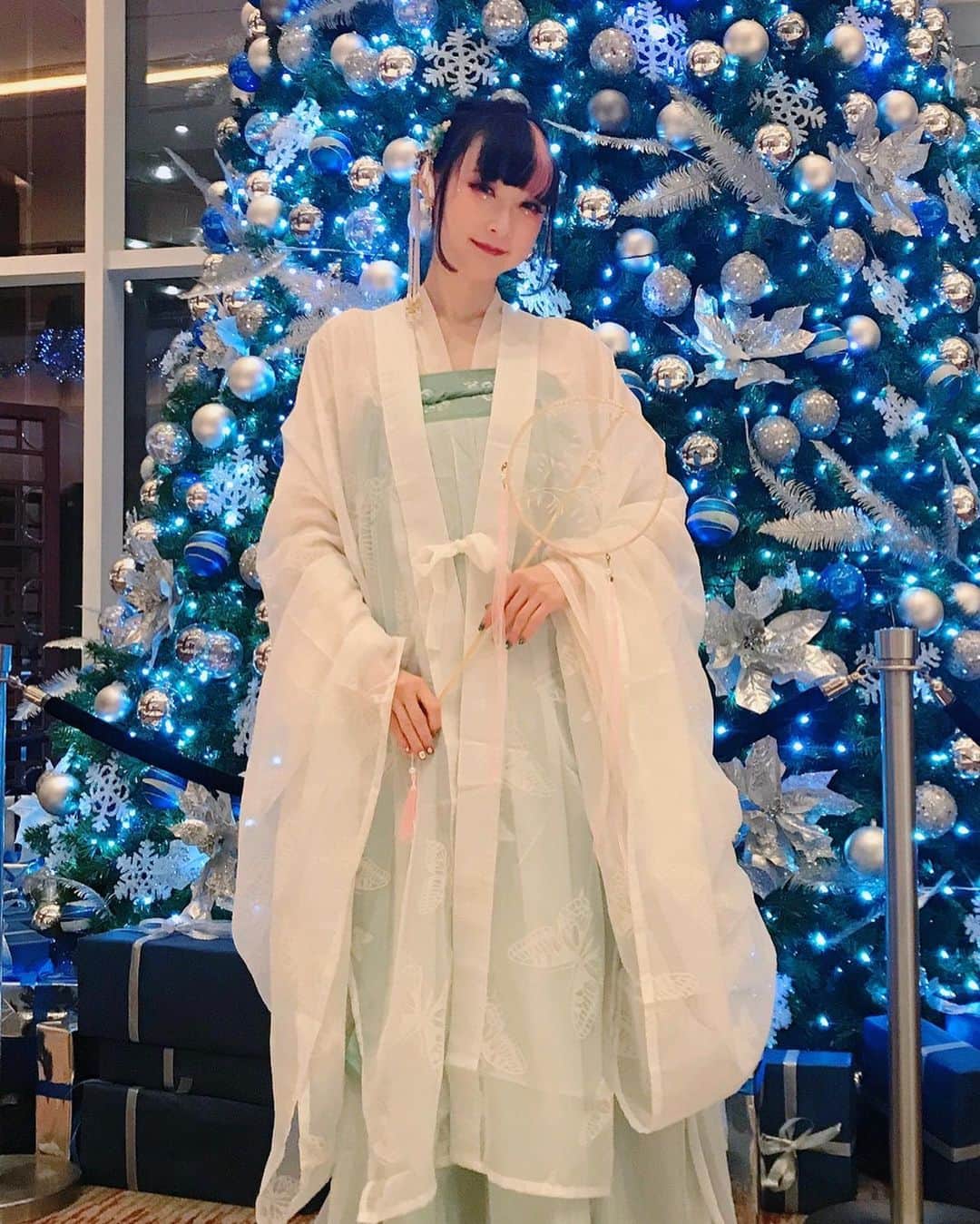 RinRinさんのインスタグラム写真 - (RinRinInstagram)「Picked up my first hanfu outfit in Shanghai this past December~ I was there for comicup convention doing meet & greet and saw so many people wearing these amazing traditional Chinese outfits I had to buy a set for myself✨  I used to do Chinese folk dance and wore these outfits for performances a lot so I’m very happy to see that now it’s its own subculture fashion genre in China😍  12月に上海で初めて自分の漢服を買ってみました〜♪着る時なんか昔のお姫様になった気分✨  #rinrindoll #hanfu #shanghai #china #chinesefashion #hanfugirl #漢服 #中国 #ootd #fashion #style #上海 #中国ファッション #comicup #コーデ #今日のコーデ #中国旅行」2月10日 23時24分 - rinrindoll