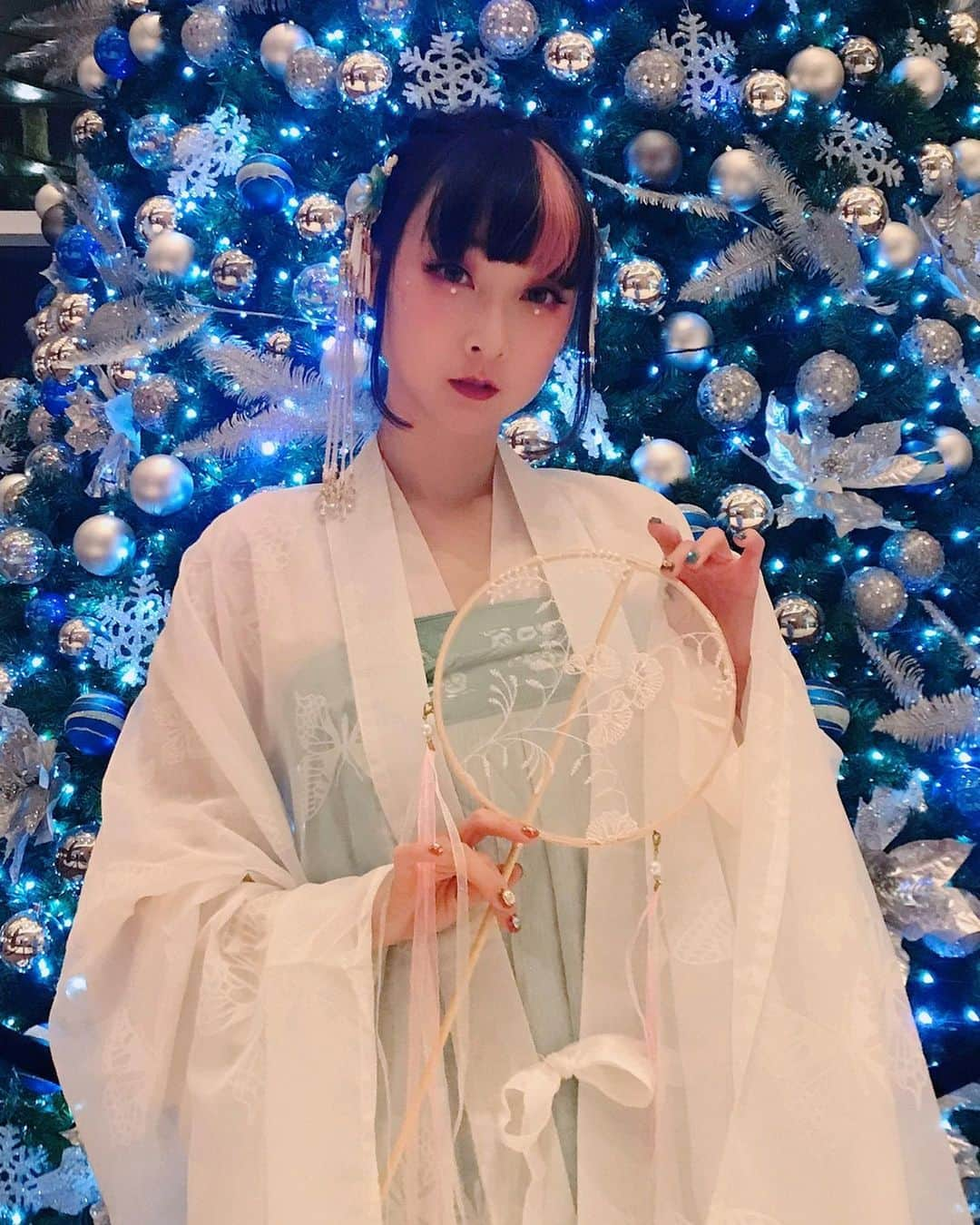 RinRinさんのインスタグラム写真 - (RinRinInstagram)「Picked up my first hanfu outfit in Shanghai this past December~ I was there for comicup convention doing meet & greet and saw so many people wearing these amazing traditional Chinese outfits I had to buy a set for myself✨  I used to do Chinese folk dance and wore these outfits for performances a lot so I’m very happy to see that now it’s its own subculture fashion genre in China😍  12月に上海で初めて自分の漢服を買ってみました〜♪着る時なんか昔のお姫様になった気分✨  #rinrindoll #hanfu #shanghai #china #chinesefashion #hanfugirl #漢服 #中国 #ootd #fashion #style #上海 #中国ファッション #comicup #コーデ #今日のコーデ #中国旅行」2月10日 23時24分 - rinrindoll