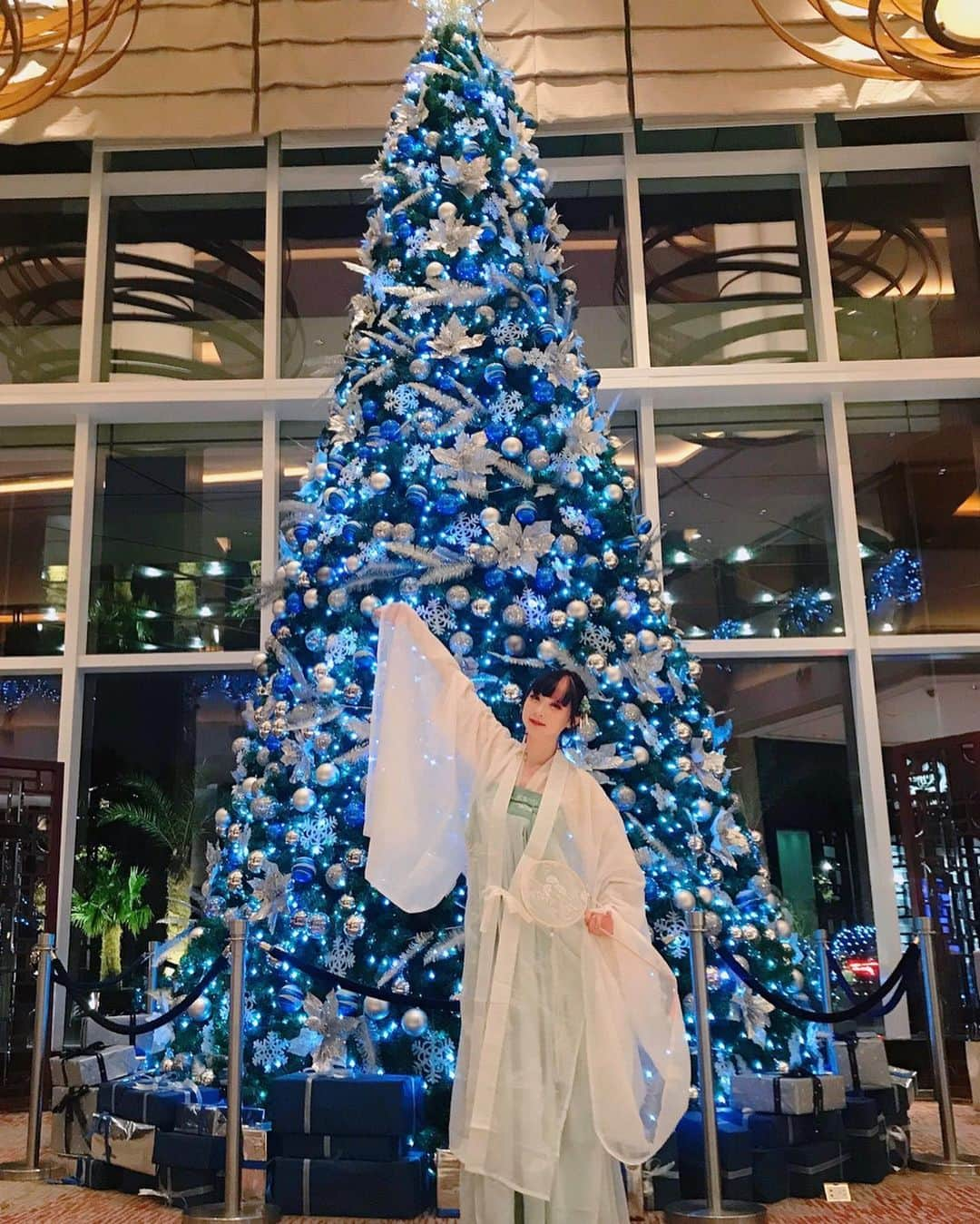 RinRinさんのインスタグラム写真 - (RinRinInstagram)「Picked up my first hanfu outfit in Shanghai this past December~ I was there for comicup convention doing meet & greet and saw so many people wearing these amazing traditional Chinese outfits I had to buy a set for myself✨  I used to do Chinese folk dance and wore these outfits for performances a lot so I’m very happy to see that now it’s its own subculture fashion genre in China😍  12月に上海で初めて自分の漢服を買ってみました〜♪着る時なんか昔のお姫様になった気分✨  #rinrindoll #hanfu #shanghai #china #chinesefashion #hanfugirl #漢服 #中国 #ootd #fashion #style #上海 #中国ファッション #comicup #コーデ #今日のコーデ #中国旅行」2月10日 23時24分 - rinrindoll