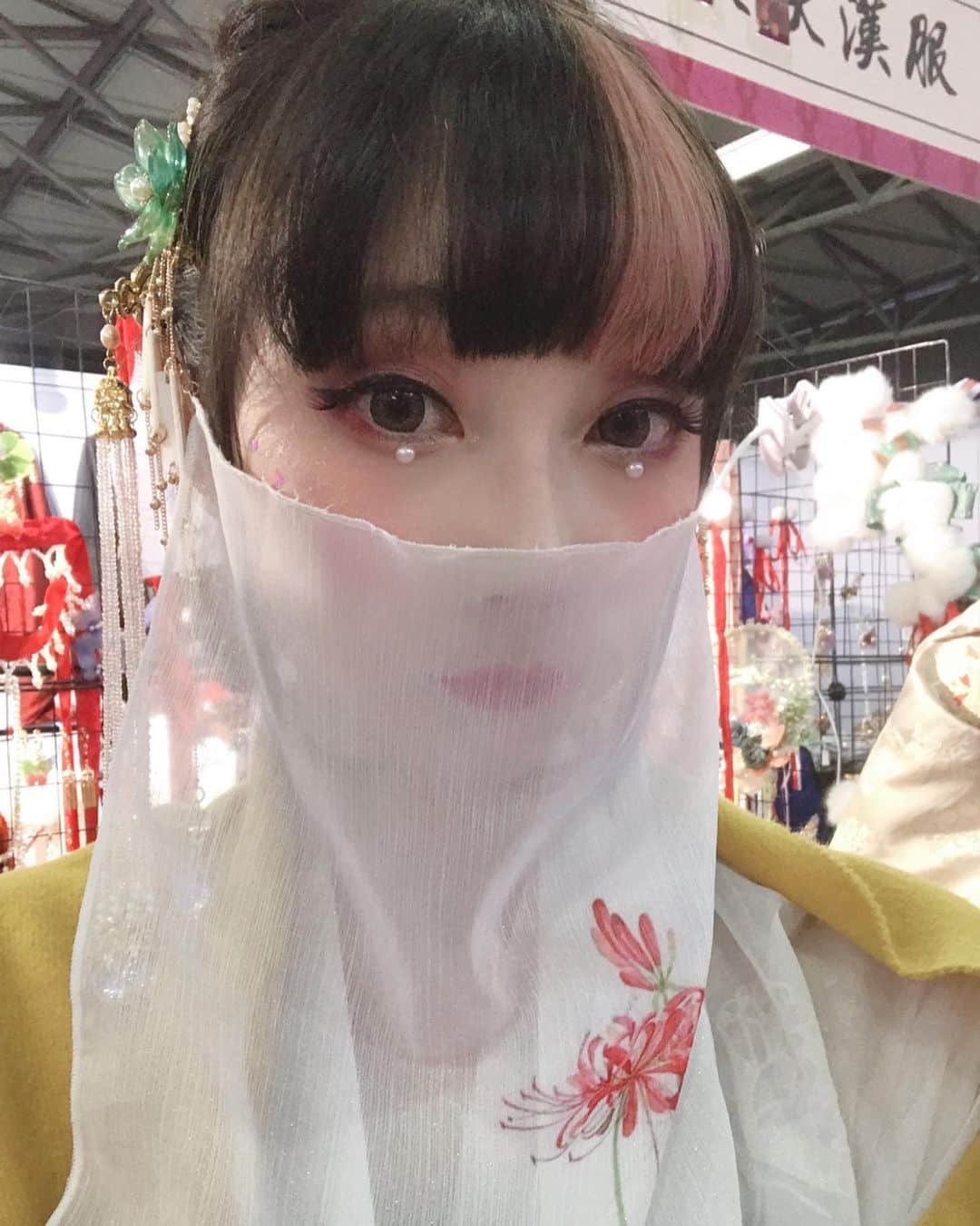 RinRinさんのインスタグラム写真 - (RinRinInstagram)「Picked up my first hanfu outfit in Shanghai this past December~ I was there for comicup convention doing meet & greet and saw so many people wearing these amazing traditional Chinese outfits I had to buy a set for myself✨  I used to do Chinese folk dance and wore these outfits for performances a lot so I’m very happy to see that now it’s its own subculture fashion genre in China😍  12月に上海で初めて自分の漢服を買ってみました〜♪着る時なんか昔のお姫様になった気分✨  #rinrindoll #hanfu #shanghai #china #chinesefashion #hanfugirl #漢服 #中国 #ootd #fashion #style #上海 #中国ファッション #comicup #コーデ #今日のコーデ #中国旅行」2月10日 23時24分 - rinrindoll