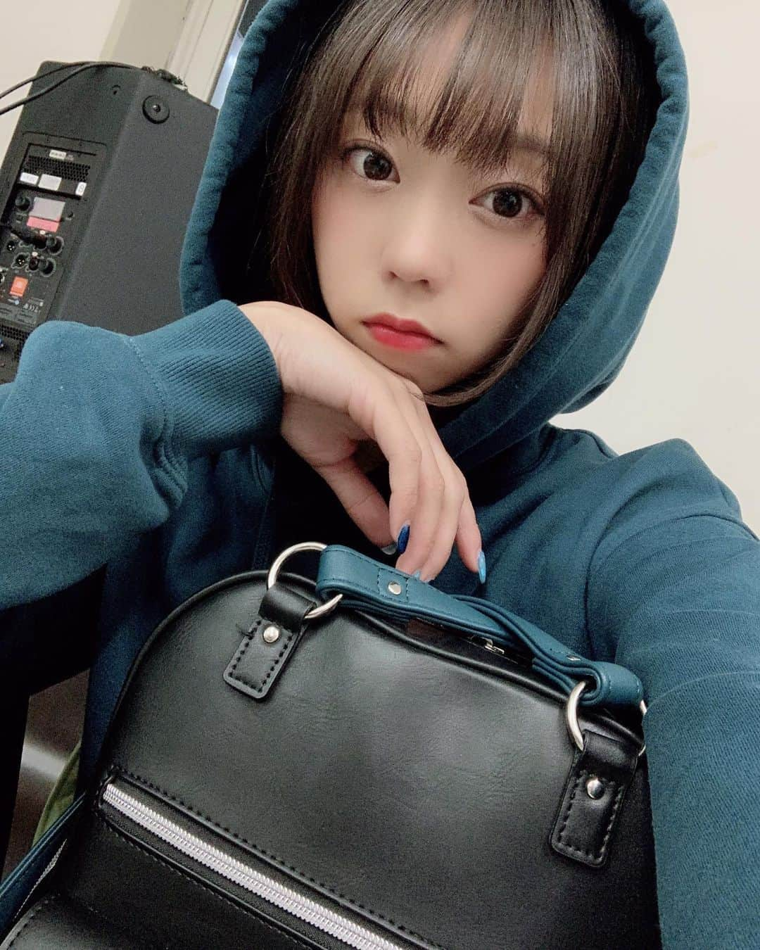 青山ひかる（あおみん、あお松）さんのインスタグラム写真 - (青山ひかる（あおみん、あお松）Instagram)「#アイナナ #REUNION展覧会 に先日行ってきましたー！！ 初日ということもあり、めっちゃ物販ヤバかったwwwww(私並んでないけど←) 物販開始、早々に十(推し)のグッズ無くなったのでちょっとテンション下がってしまったんやけど…笑 展示会は最高に良かった！！！かなり間近で衣装を見ることが出来て、クオリティの良さにやっぱり感動するッ😂😂 どれくらいで作ってるのか、どこからどこまでが売っている布なのか全くわからんww 本当に素晴らしすぎて、衣装班はこれからも讃えたい。 そして、7のとこは「江口さん背たっか、代永さんかわヨ」TRIGGERは、「羽多野さん、斎藤さんほっそ、さとたくさんゴッツwww」リバレの星屑は重そう。ŹOOĻは、何もかもおしゃん。 色々と友達と語り合いながら行きました…楽しかった…！ プリクラもやって←  最高のオタ活でしたわ🤗🤗 #アイドリッシュセブン やっぱ最高やわ。 3rdのライブも楽しみにしてます←  #ナナライ」2月10日 23時34分 - hikaru0613kon