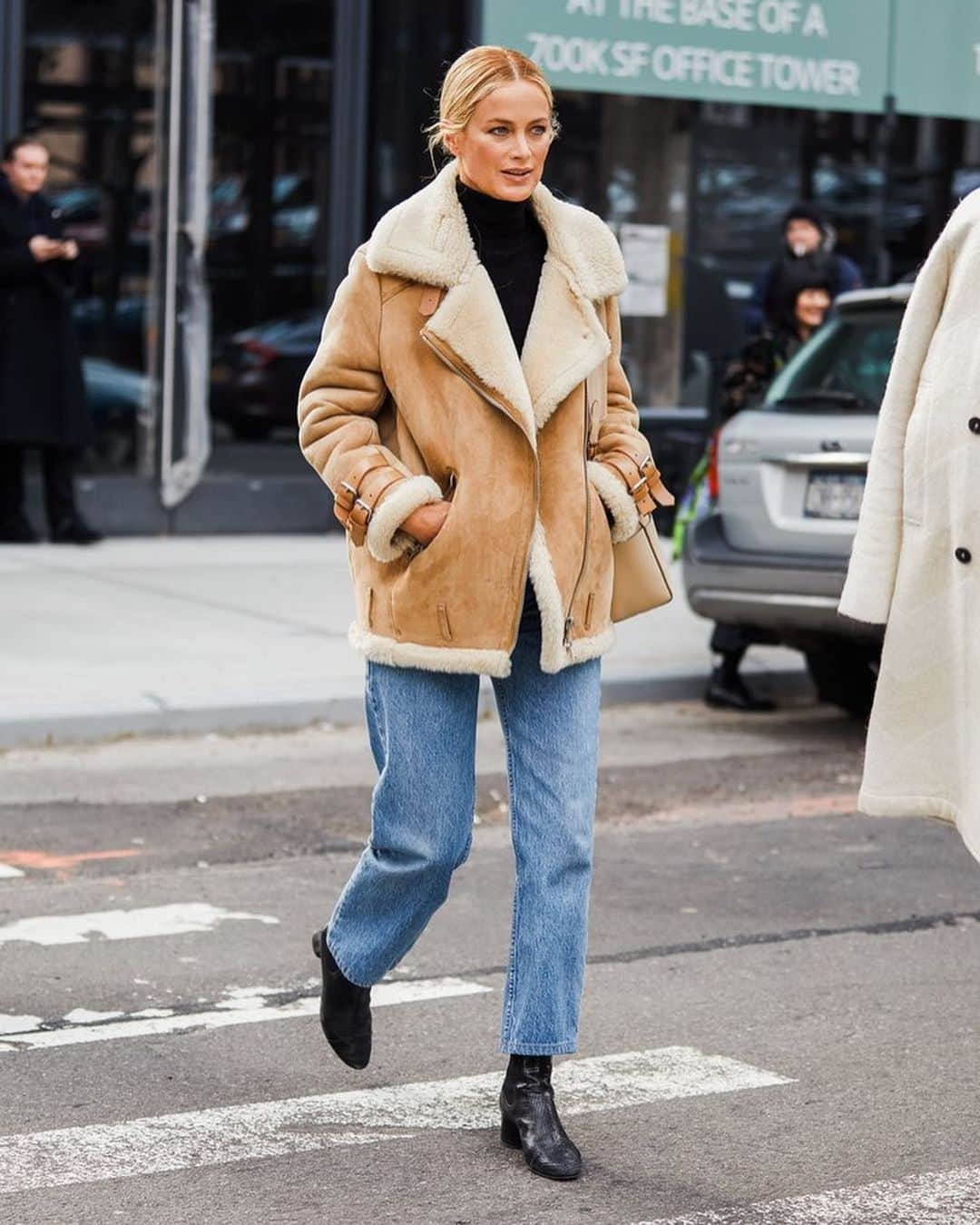 Vogue Parisさんのインスタグラム写真 - (Vogue ParisInstagram)「Swipe left for a selection of the best street looks spotted out and about this weekend at New York Fashion Week by @SandraSemburg #NYFW #StreetStyle」2月10日 23時37分 - voguefrance