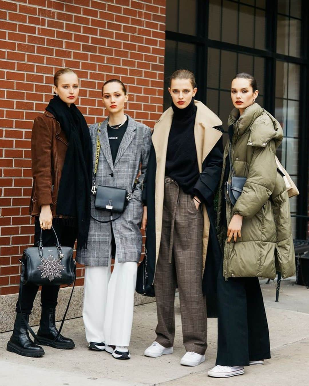 Vogue Parisさんのインスタグラム写真 - (Vogue ParisInstagram)「Swipe left for a selection of the best street looks spotted out and about this weekend at New York Fashion Week by @SandraSemburg #NYFW #StreetStyle」2月10日 23時37分 - voguefrance