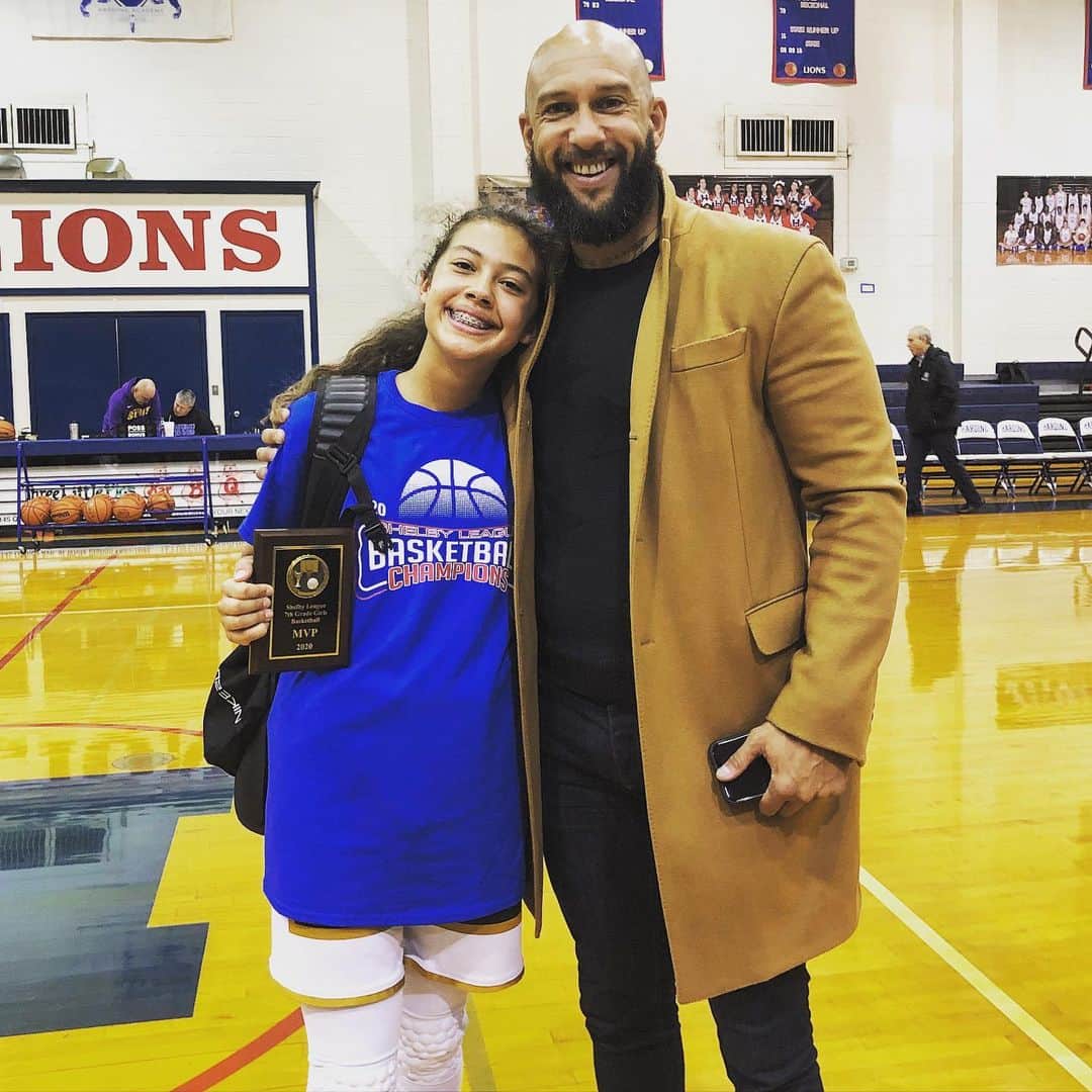 ティム・ハワードのインスタグラム：「My MVP 🏀!!! We are so proud of you Alivia. Her mother @lollyrood and myself push & challenge her beyond measure. As it turns out, Ali’s WILL and DETERMINATION is stronger then any encouragement we could give her! #SkysTheLimit」