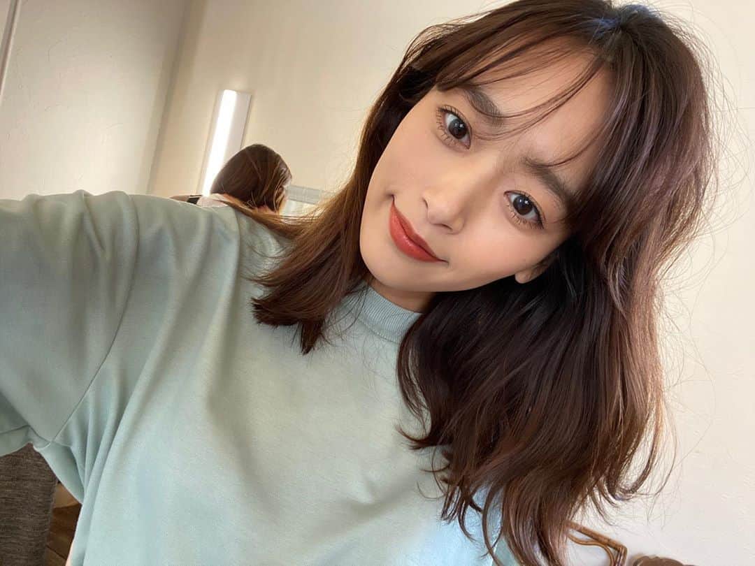 近藤千尋のインスタグラム：「今日の撮影make😊 リップが濃いので アイシャドウはナチュラルに💕 質問に多いのですが、裸眼です👁 まつ毛は、自まつ毛です😊！ @izumisam」