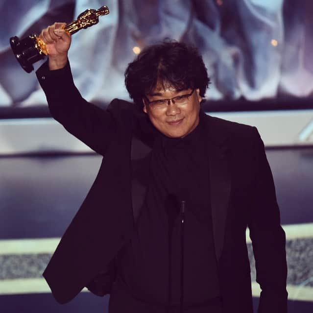 イ・ヒョンドのインスタグラム：「리스펙트!!🙏🏼 #봉준호 #감독님 #director #bongjoonho 🎉🎉🎉🎉 여담하나, 방송에서 슬로우 모션일때 꼭 나오는 그 음악은 바로 봉감독님의 영화 #살인의추억 의 오프닝 테마 ‘얼굴들’입니다 🙂 #taroiwashiro」