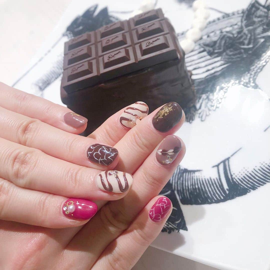 栗田麻理さんのインスタグラム写真 - (栗田麻理Instagram)「. #バレンタインネイル 🍫♡ . こちらただのチョコではございません。 高級なチョコをイメージしてもらいました✨笑 ピエールマルコリーニかな？笑 . さつきさんのセンスにすべてお任せさせていただきました◡̈♥︎ 大大大満足です〜！！ありがとうございました！ . #ニューネイル #ネイルデザイン #バレンタイン #チョコネイル」2月10日 15時18分 - mk_1202_x