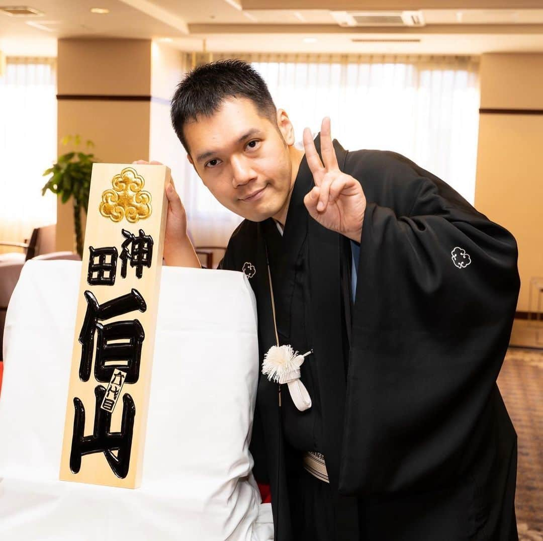 神田伯山のインスタグラム：「昨日は松之丞改め六代目神田伯山　真打昇進襲名披露パーティーでした  ２月11日より新宿末廣亭〜浅草演芸ホール〜池袋演芸場〜国立演芸場と、40日間の披露興行がはじまります  撮影／金子山」