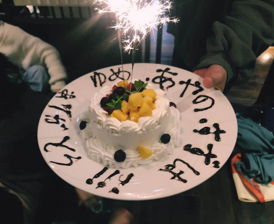 のインスタグラム：「ケーキプレートとか貰ったの初めてかもしんない🐌 #よく見たらプレートの文字雑 #それもまたよし」