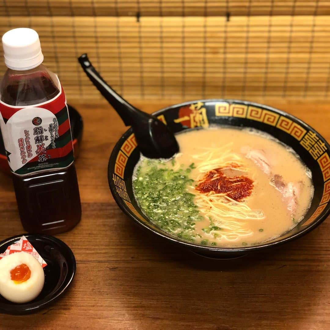のインスタグラム：「本日お母さん休憩に入っています。  #誕生日プレゼントは一人の時間をリクエスト #図書館　#一蘭　#化粧品選び　#全部自分のための用事  #お母さん休憩　#５時間だけのバカンス　#エスケープ　#育児に休みなし　#半日休ませてくれた家族ありがとう  図書館で自分のための本を選び 卵、乳製品アレルギーの息子とは食べれない ラーメンを食べ 化粧品をじっくり選んで購入 いまから洋服を見に行く贅沢✨  #一蘭大好き　#3年振りぐらい  #一人で食べたかったのは一蘭でうける  美味しかったぁ❤️❤️❤️ #2歳児ママ」
