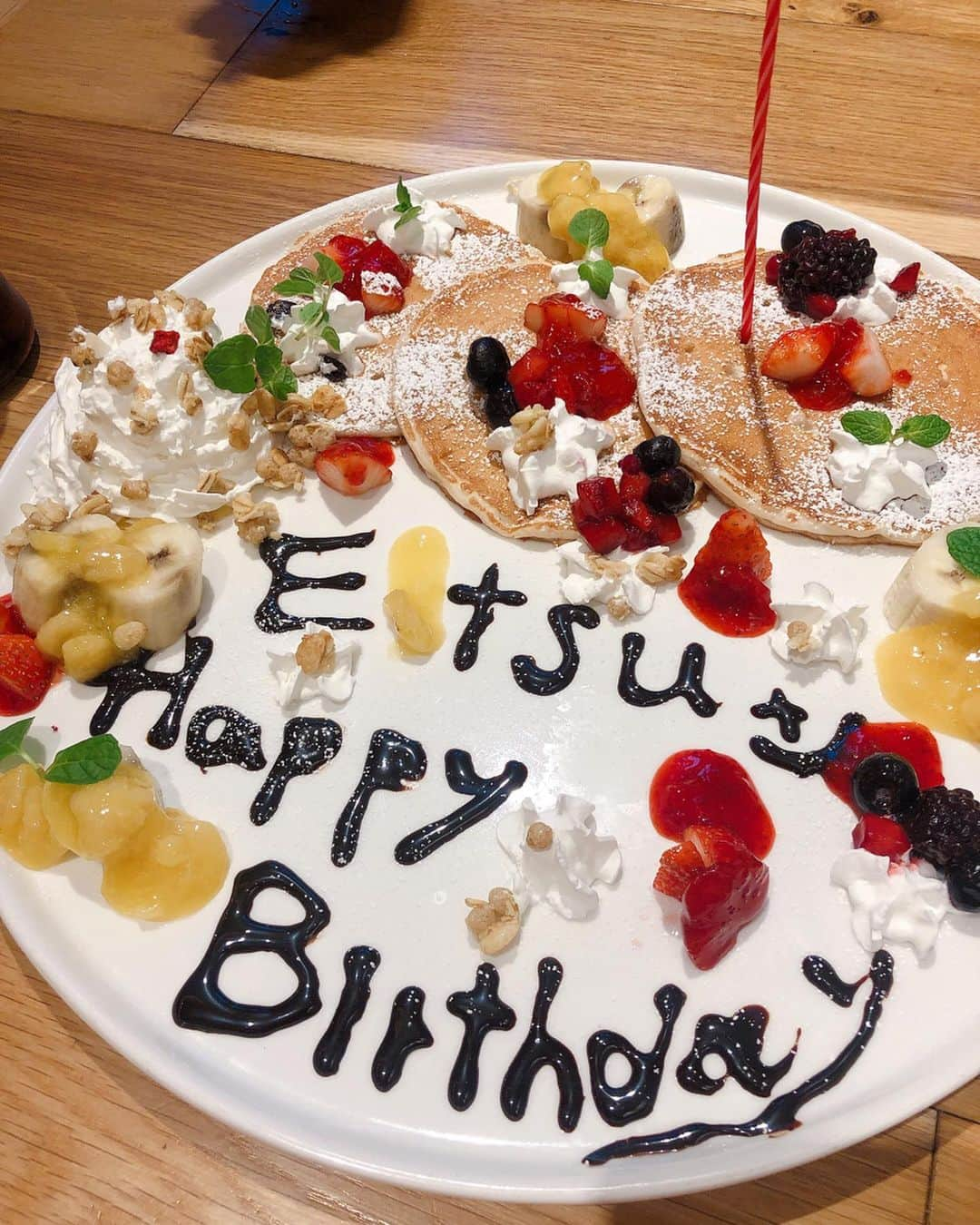 ETSUKOさんのインスタグラム写真 - (ETSUKOInstagram)「昨日のコーデ  2月9日は私のbirthdayだった😀 🦀を食べる日に赤い服を 着ちゃってるあたり痛いけど🤣  私こんなんだけど、、、 44歳も頑張るぞ🔛  皆様LINEやDMでおめでとう🎉って ありがとう🙇‍♀️ 後はbirthday tripが楽しみで仕方がない🇲🇽😝 コーデ✔︎ パーカー#UNIQLO#ドライソフトスウェットプルパーカ  skinny#zara bag#stateofescape  スニーカー#vans」2月10日 15時43分 - lalanail_etsu