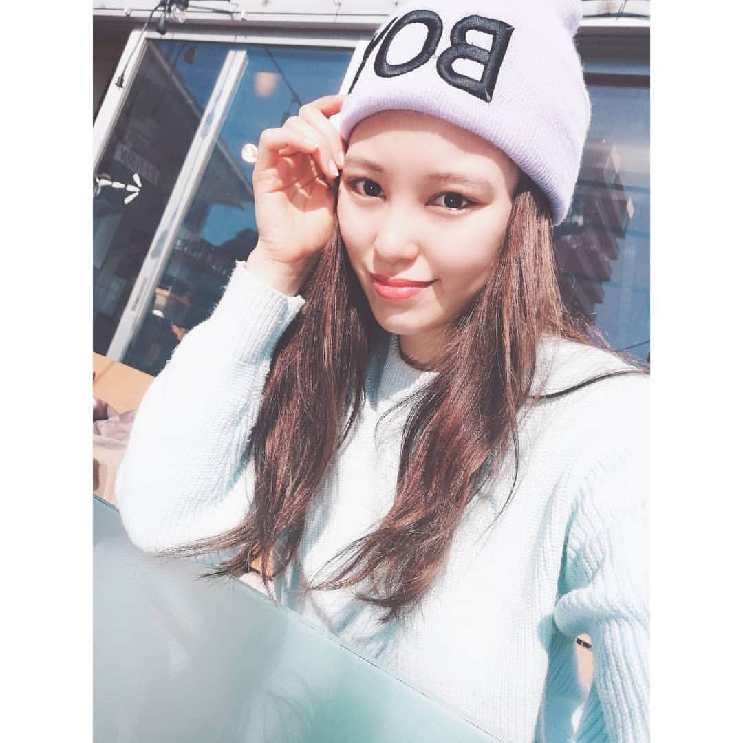 宮島マリーナのインスタグラム：「あたたかいね 🌞 . このあと大きなハンバーガー食べたよ😋 . . これからお医者さんに行って花粉症のお薬もらってくるのだっ . . . . . . . . . . . #宮島マリーナ #オスカープロモーション #selfie #instaselfie #selfies #selca #セルフィー #自撮り #自撮り女子 #セルカ #ニット帽 #ロングヘア #ニット #beanie #followme #likeme #休日 #花粉症 #マスクほしい #メルカリでマスクが1万円だった #ぴえん」