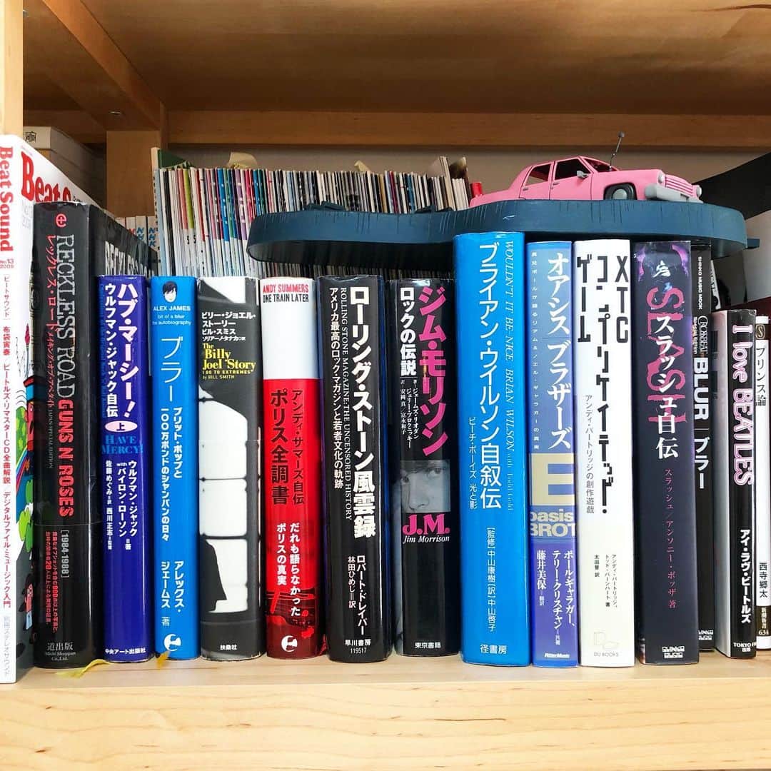 小宮山雄飛さんのインスタグラム写真 - (小宮山雄飛Instagram)「事務所の本棚、僕が伝記好きなのもあり、ミュージシャン・バンドの伝記が沢山あるのですが、記憶力が全くないため、読んでも全部忘れてしまう。大事なのは本棚のキャパシティより、脳のキャパシティだなとつくづく思う。」2月10日 16時03分 - yuhikomiyama