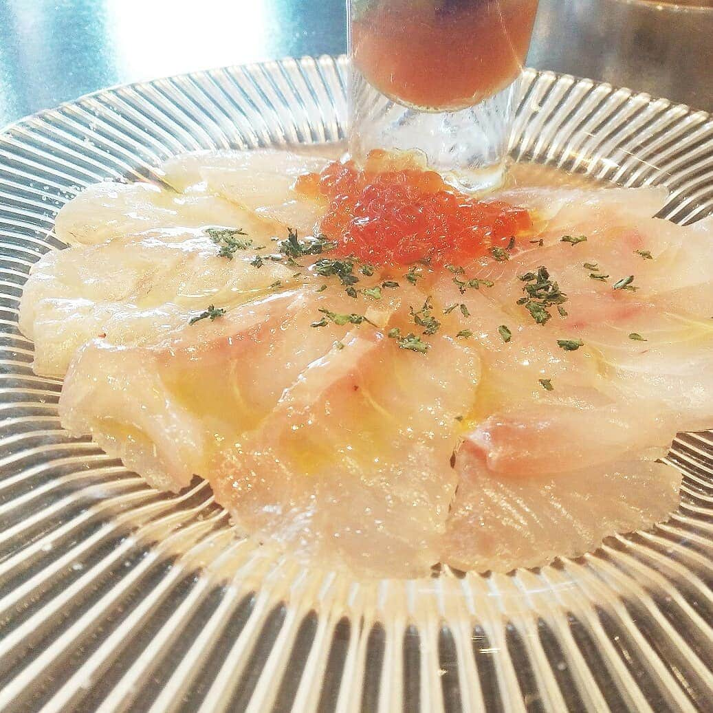 Legare+茂のインスタグラム：「スペシャリテ【📷3枚あります🔜】 『こぼれイクラのカルパッチョ』 日替りの🐟白身に、 特製ドレッシング+イクラのソースをたっぷり掛けて。 イクラの塩味や風味がちゃんとソースとしての役割を果たしている、 美味しいカルパッチョに仕上がっております‼ . ------------------ レガーレ+茂は、 キャッシュレス5%還元対象店です💴 ------------------ . ◾レガーレ＋茂◾ 世田谷区池尻3-4-2srビル池尻1F ☎︎:03-6805-2858 . #池尻 #池尻大橋 #イタリアン #イタリアンバル #バル #レガーレ #レガーレ茂 #legare茂 #レガーレ池尻 #italian  #italianbar #三軒茶屋 #女子会 #東京グルメ #食べ歩き #東京食べ歩き #鮮魚 #魚料理 #魚バル #中目黒 #食スタグラム #世田谷グルメ #美食 #イクラ #いくら #カルパッチョ #魚が好き 🍸」