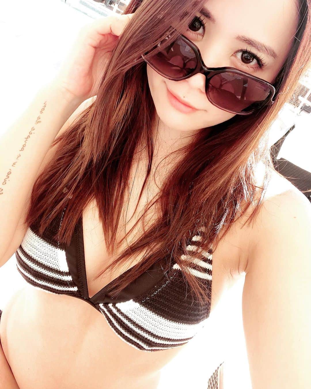 鈴木涼美さんのインスタグラム写真 - (鈴木涼美Instagram)「今回の水着は #roxy のボーダーと #ravijour の花柄。 #swimwear #bikini #水着 #bikinigirl #swimsuit」2月10日 16時21分 - suzumisuzuki