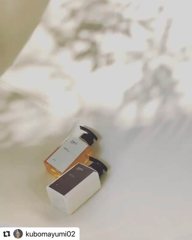 のインスタグラム：「#Repost @kubomayumi02 ・・・ @moekomiiura 萌子ちゃんがクリエイティブディレクションを担当した『KUJIME zen シャンプー』コンセプト、デザインが秀逸♡概念変わります。  やっぱり価格と効果は比例するという🤔😅 -  ビューティサイエンスのプロが本気で作った一級品。"汚れを洗い流す"という時代は終わります。これからは纏う(まとう)シャンプーで全く新しいプラスαの価値を提供致します。綺麗な髪は美しさの象徴です。シルク、ヒアルロン酸、コラーゲンを豊富に使用していて、本物志向の方への商材に仕上げられた今までに無いシャンプー♡ - ○KUJIME zen シャンプー　 300ml 価格:10,000円(税別) ○KUJIME zen トリートメント 300g 価格:10,000円(税別) - 《主要成分》 【シルク活性剤】【ヒアルロン酸】【コラーゲン】 - 使って直ぐに実感できて、さらに一週間！使ってみないとわからない効果ですね。 ●髪が柔らかくなった ●髪のまとまりがいい ●なんか今までのヘアケアと違う ●泡のキメが細かい ●シルクのような艶髪になる ●指通り、クシ通りがいい ●寝癖がつきづらくなった - ・頭皮や髪をリッチな成分で優しく洗浄するだけでなく、保湿が行われ、乾燥などの外的刺激から守り、本来の輝きをまとった上質な髪へ。 - 贅沢な艶感やハリが生まれることをぜひ体感。年齢と共に自信が無くなってた髪が、生き返りました。 - ○WEB(@kujime.official) ○共立美容外科 新宿本院 ○共立美容外科 渋谷院 にて販売 ・ #共立美容外科 #共立美容歯科 #共立美容皮膚科 #美容 #美容外科 #美容皮膚科 #美容歯科 #整形 #クリニック #kyoritsubiyo #cosmeticsurgery #plusticsurgery #beauty #shampoo #treatment #haircare #KUJIME #シャンプー #ドレープシャンプー #トリートメント #ヘアケア #美髪 #艶髪 #美髪ケア #髪質改善 #芸能人ご用達 #美容外科監修 #サロンクオリティ #限定販売」