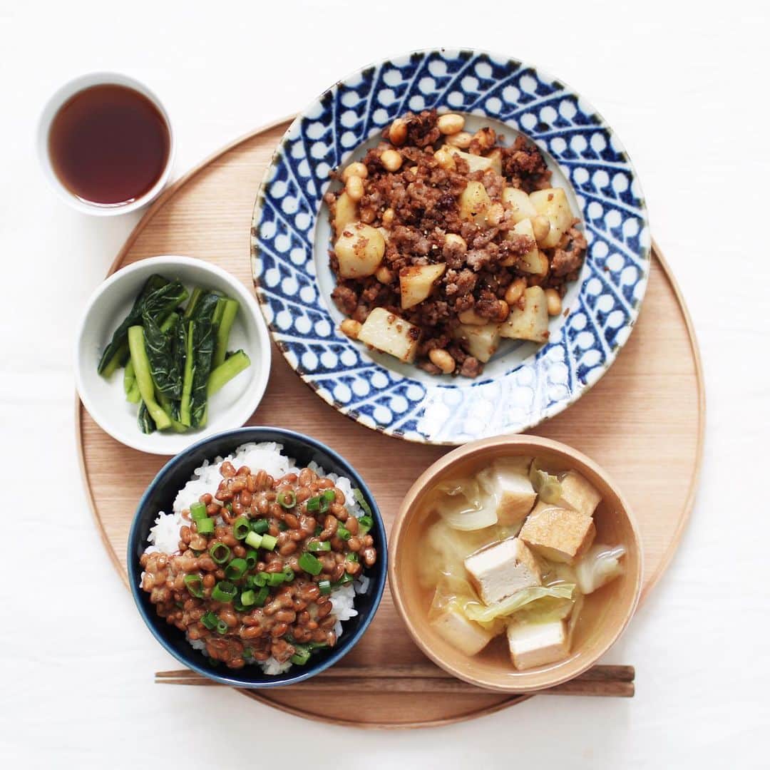 utoshさんのインスタグラム写真 - (utoshInstagram)「【レシピ付】Japanese meal. #毎日の一汁二菜 ひき肉とジャガイモの大豆入り炒め物。冷蔵庫にあるもので体に良さそうな組み合わせを。 味噌汁は厚揚げとキャベツ。できるかぎり食べる事にしている納豆と、 . . 主菜・ひき肉とジャガイモの大豆入り炒め物 副菜・野沢菜 汁物・厚揚げキャベツの味噌汁 飯物・納豆ご飯 . . 【ひき肉とジャガイモの大豆入り炒め物】 ジャガイモ　1個 ひき肉　80g 水煮大豆　50g . 味噌　大さじ1 しょう油　小さじ1 みりん 大さじ1 . . 1、ジャガイモは食べやすい大きさに切り、ボウルに入れてちょっと水と入れてレンジで2分。 2、フライパンに油を引き、ひき肉を炒めて水煮大豆、ジャガイモを入れてさらに炒め合わせて、味噌、みりん、しょう油で味を付けて完成。 . . ぜひ一汁二菜を食卓に！そして副菜から食べてベジファースト #先ベジ作り置き を取り入れて！ . . ぜひ作ってみてくださいね。 No local No food おいしく楽しく！ . . #献立 #今日の一汁二菜 #一汁一菜 #とりあえず野菜食 #一汁野菜食 #一汁二菜 . #ellegourmet#lunch#brunch#breakfast#foodporn#instagramjapan#vsco#IGersJP#onthetable#ランチ#おうちカフェ#うちごはん#暮らし#フーディーテーブル#cooking#おうちごはん#朝ごはん#japanesebreakfast」2月10日 16時37分 - utosh