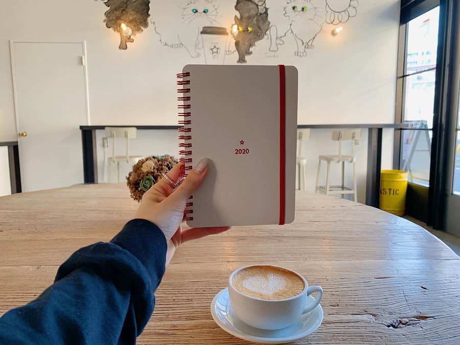 のインスタグラム：「What will you do today?  2020年の手帳は @hininenote 🌿📖☕️ 悩みに悩んで紅白な手帳が出来ました⚾️ #HININENOTE #オリジナル手帳 #2020」
