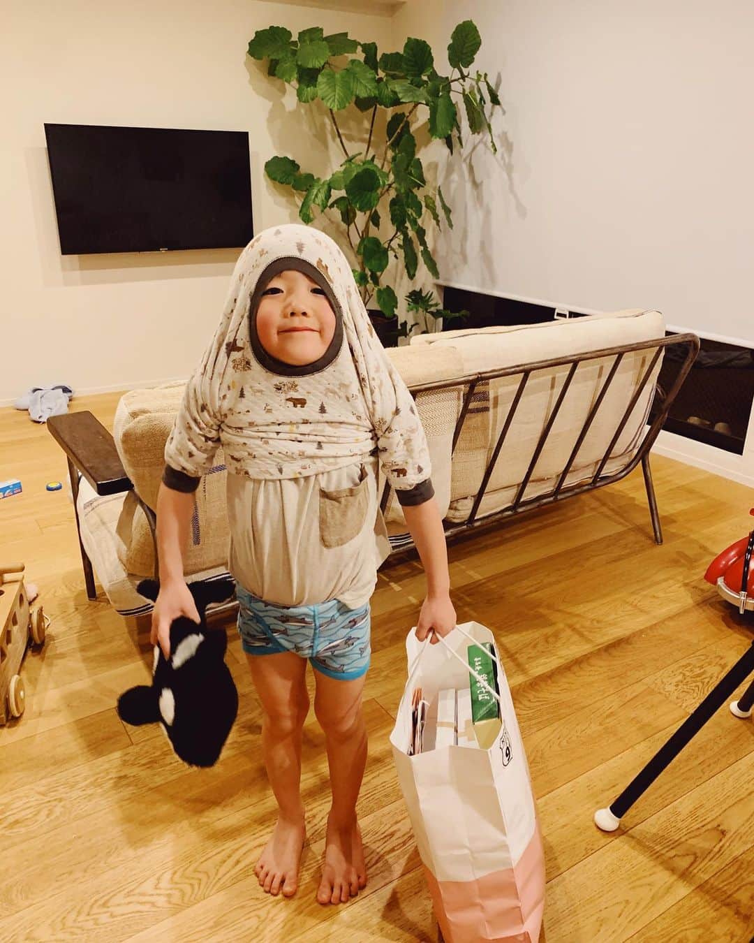 花盛友里のインスタグラム：「「うわ、またやってる、めっちゃかわいいやーん、写真撮らして」ってゆったら 「ちょっと待ってね」 ってゆってお気に入りのシャチくんと、自分の大事な箱が入ってる紙袋持ってポーズしてくれる人。 ちなみに箱の中には自分が描いた絵や塗り絵がそれぞれに入っていて、ちょいちょい人が来るたびにプレゼントします。 （最後にやっぱり返してって言われたりもする笑）  かわいいやつめー！」
