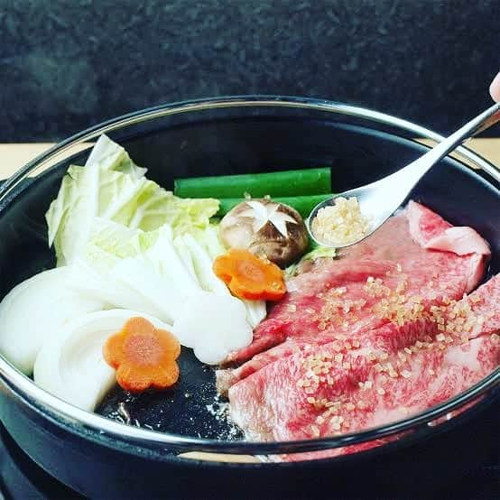 肉割烹吟北新地店のインスタグラム：「お寒うございます 今朝は今年1番の冷え込みだったそうですね 我が家の愛猫もニャーと鳴く息が 白くなっております 寒い日にはすき焼きがオススメ🍲 御来店お待ちしております  #肉割烹吟 #尾崎牛 #宮崎 #北新地 #大阪 #梅田  #肉 #割烹 #和牛 #ディナー #料理 #ワイン #サプライズ #デート #接待 #顔合わせ #寒い#記念日 #誕生日 #ステーキ #猫 #女将#着物 #すき焼き #しゃぶしゃぶ」