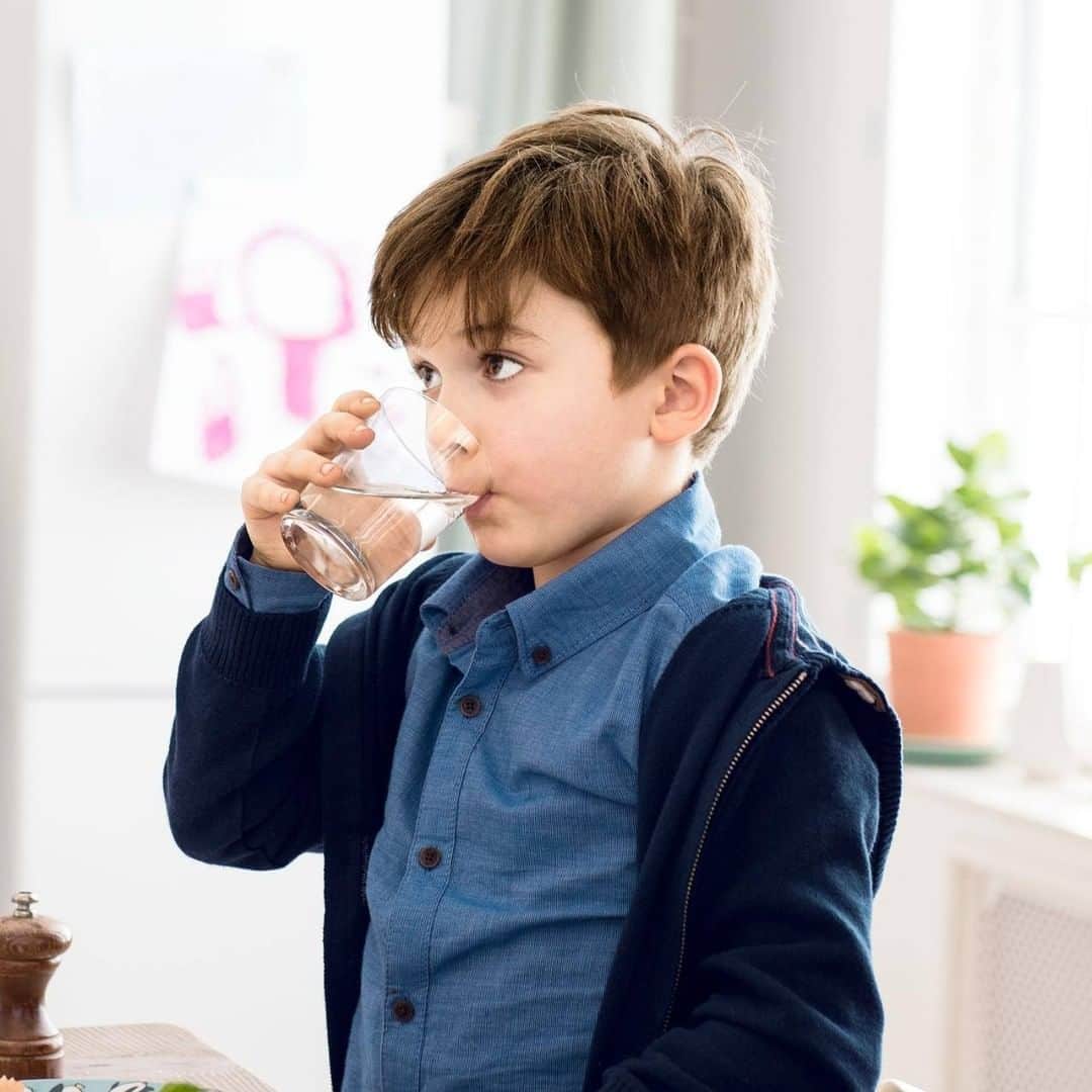 BRITA Japanのインスタグラム：「【風邪やインフルエンザ予防に水分補給をこまめにしましょう】 風邪やインフルエンザ予防には、マスク、手洗い、うがいなどの予防は必須！そして、十分な睡眠と栄養を取って体調を整えておくことも大切です。もちろん、十分な水分補給も。ちなみに、体温を調整し、筋肉を作り、脂肪を燃やす体の能力は水の消費に関係しているのです。そこで今回は、水をこまめに摂取する、簡単なコツをご紹介します。 ・朝一番に1杯の水を飲む（午前中に1リットル飲むのがおすすめ） ・職場では手の届きやすいところに水の入ったボトルを置く ・食事のたびに水を1杯飲む ・出かける際にも水を持参する ・水を飲むほか、新鮮な果物や野菜がふんだんに含まれた食事を摂る ・コーヒーやソフトドリンクとともに水を1杯飲む  ただ、水の飲みすぎは、水を飲まないことと同じくらい悪影響があります。1日に必要な水分量も把握しておきましょう。#BRITA #どこでもブリタ #いつでもブリタ #fillandgo #fillandgoActive #MYBRITA #ブリタライフ #britalovers #マイボトル　#水分補給　#インフルエンザ予防　#風邪予防　#浄水　#おいしい水　#便利グッズ」
