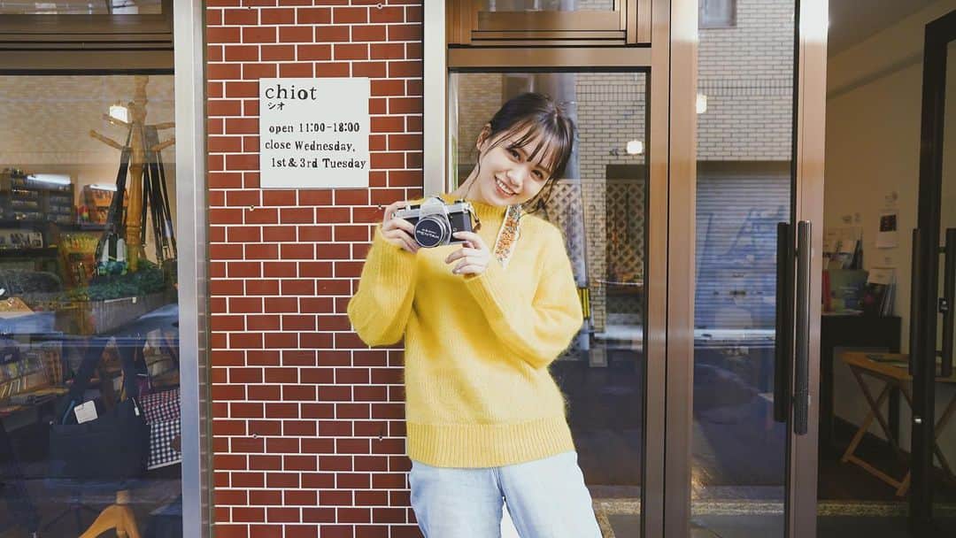 のインスタグラム：「次は、カメラ雑貨店「chiot（シオ）」さんにやってきました！﻿ ﻿ お店に入ってすぐ目に入るのカラフルなカメラストラップ！とてもかわいくて掛けて写真とっちゃいました！﻿ ﻿ ストラップの他にもカメラバックや付箋、マスキングテープなど可愛い小物も置いてありました！﻿ ﻿ カメラ📷が好きな方は是非行ってみてください！お気に入りの物が見つかるかも！﻿ ﻿ ﻿ ⭐️chiot（シオ）﻿ ーーーーー﻿ ▷住所　〒730-0812　﻿ 　広島市中区加古町2-21-1F﻿ ﻿ ▷営業時間　11：00～18：00﻿ （定休日：水曜、第1・3火曜）﻿ ﻿ ▷TEL082-249-0408﻿ ーーーーー﻿ ﻿ ✈ #広島TaVision﻿ ﻿ ﻿ #TaVision #女子旅 #広島 #広島女子  #広島旅 #広島旅行 #広島観光  #ゆうこす #菅本裕子 #chiot #カメラ雑貨 #雑貨屋」