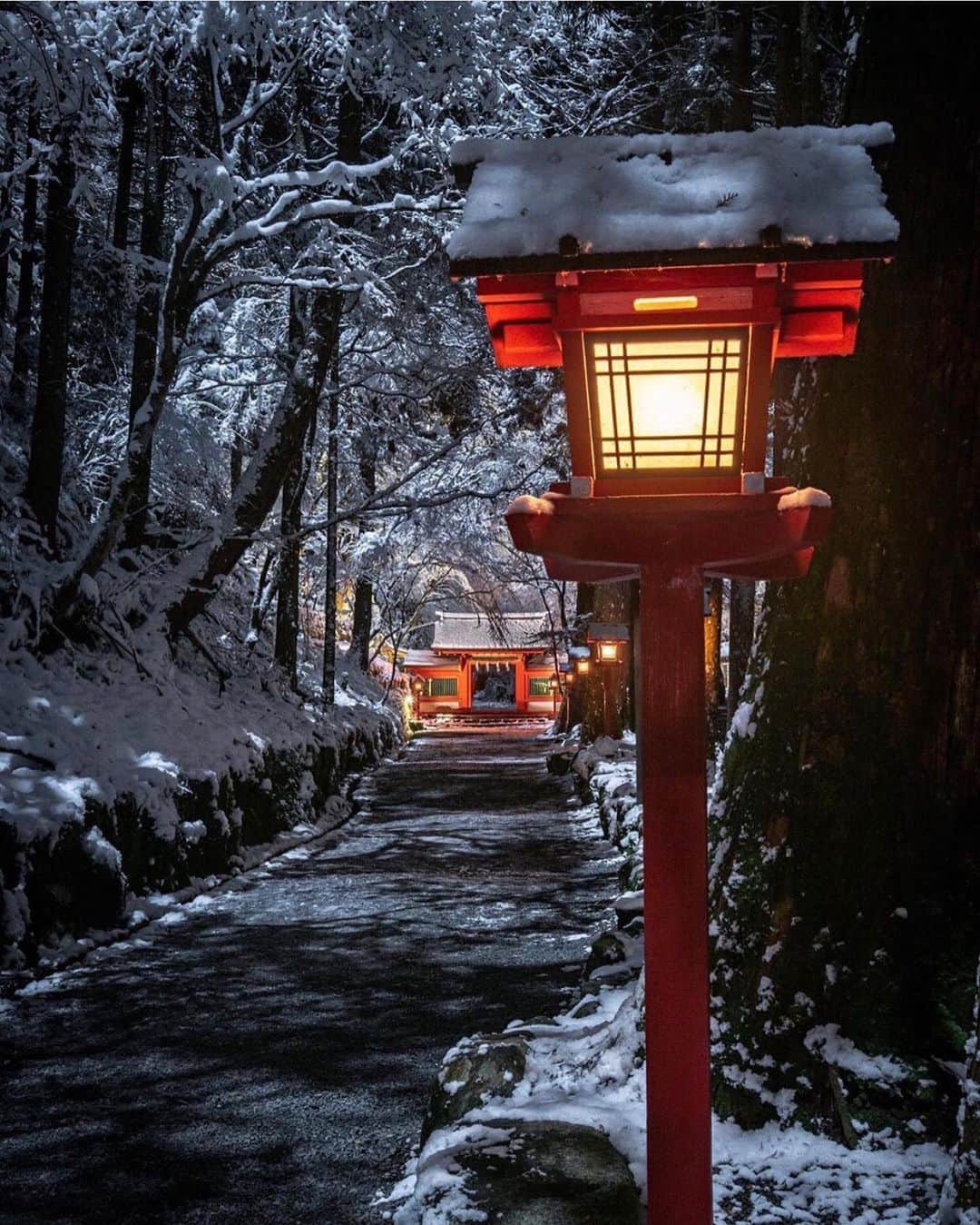 aumoさんのインスタグラム写真 - (aumoInstagram)「【#雪景色 ×#神社巡り 】 . 京都府にある「#貴船神社 」にて撮影されたお写真📷. 灯籠の朱色と雪の白のコントラストが荘厳な美しさです❄️ . Credit：@kou_camera さん 素敵なお写真をありがとうございます！ . あなたが撮影した素敵な写真に 「#aumo」を付けて教えてください♡ あなたの投稿が明日紹介されるかも♪ . aumoアプリは毎日配信！おでかけや最新グルメなどaumo読者が気になる情報が満載♡ ダウンロードはプロフィールのURLから✔︎ (iPhone&Android版) . . #京都#京都旅行#京都好き#京都巡り#kyoto#そうだ京都行こう #arashiyama #インスタ探検隊 #女子旅#絶景#旅#team_jp_ #igersjp #japan_daytime_view #wu_japan  #bestjapanpics #japan_of_insta #art_of_japan_ #ptk_japan #photo_jpn #lovers_nippon #tokyocameraclub #あなたとみたい景色#フォトジェニック」2月10日 17時07分 - aumo.jp