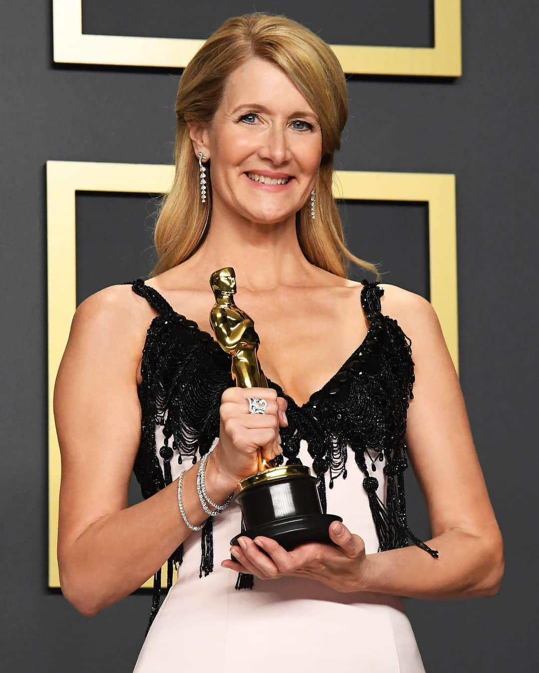 NIWAKAのインスタグラム：「Best Supporting Actress Winner, Laura Dern, attends the 92nd Academy Awards Ceremony in NIWAKA Fine Jewelry. To the evenings celebration, Laura Dern wore our RENKA earrings, KUON and KANO bracelets and KARAHANA ring. Styled by @cristinaehrlich & @kevinmichaelericson  #Niwaka #NiwakaCollections #俄 #Oscars2020 #LauraDern」