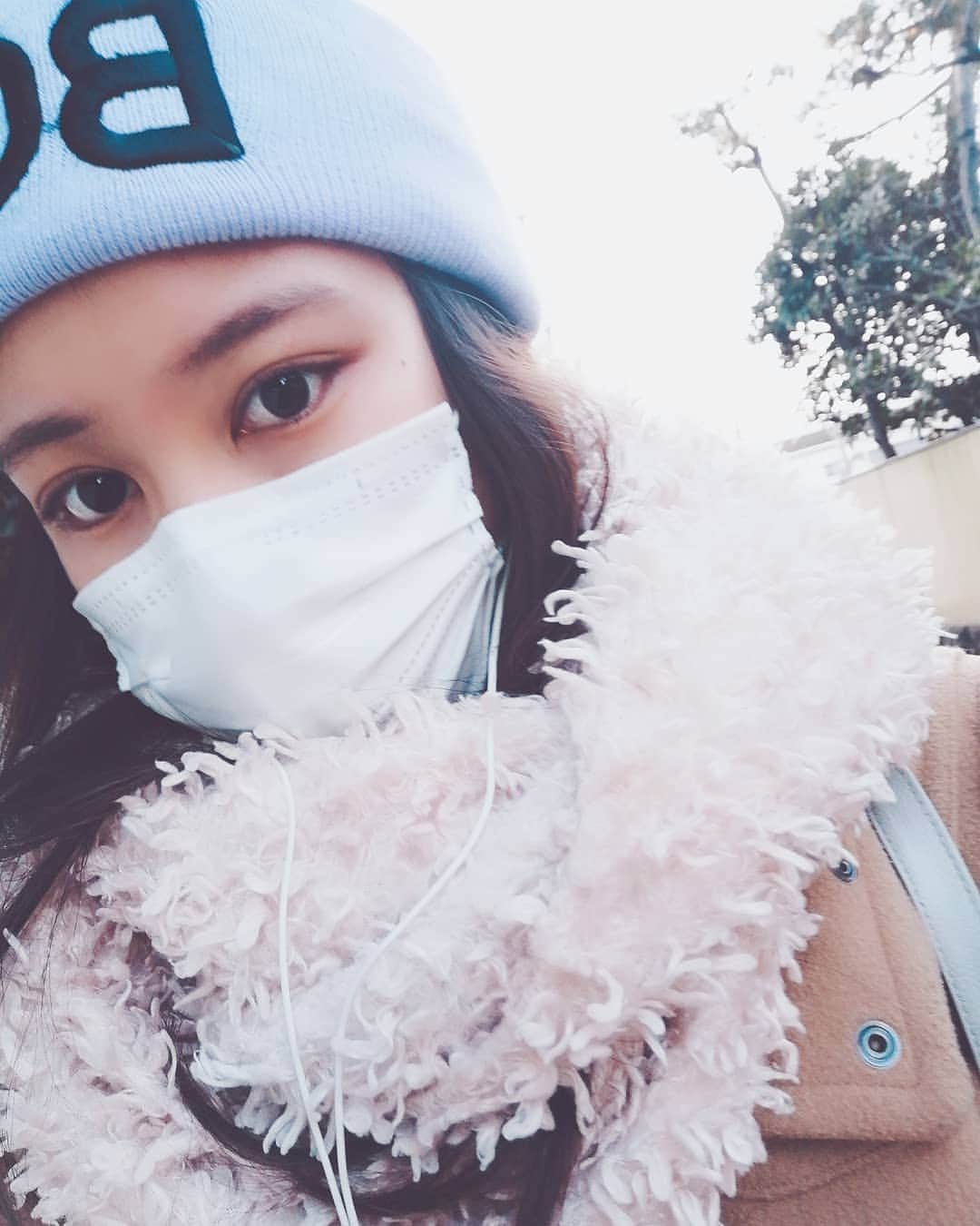 宮島マリーナのインスタグラム：「やさしいお医者さんがマスクくれた 😭✨ . . 夕方はやっぱり寒いね 😑 . . . . . . . . . . #宮島マリーナ #オスカープロモーション #selfie #instaselfie #selfies #selca #セルフィー #自撮り #自撮り女子 #セルカ #ニット帽 #ロングヘア #ニット #beanie #followme #likeme #休日 #病院 #病院帰り #マフラー #マスク #花粉症 #寒いの苦手 #暖かいか寒いかわからない #微妙 #びみょー #早く夏来て」