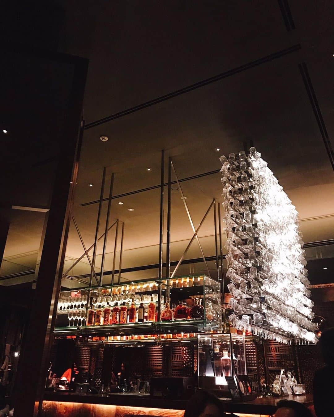 一木美里さんのインスタグラム写真 - (一木美里Instagram)「🎞💿𝑇𝐻𝐸 𝑇𝐼𝑀𝐵𝐸𝑅 𝐻𝑂𝑈𝑆𝐸﻿🍸✔️ ﻿ ちょっと前の話❤︎﻿ 年越しのあとCOEXの向かいパークハイアットソウルの地下にある#THETIMBERHOUSE へ✨雰囲気のいい素敵な場所でした🎻✨﻿ ﻿ We spend new year's countdown in COEX!after enjoyed fireworks We went to Park Hyatt Seoul "THE TIMBER HOUSE'' cozy and luxury bar restaurant!!﻿ ﻿ .﻿ #Seoul#ParkHyattSeoul#bar#jazz#music#travel#여행#추억﻿」2月10日 17時24分 - misato_ichiki