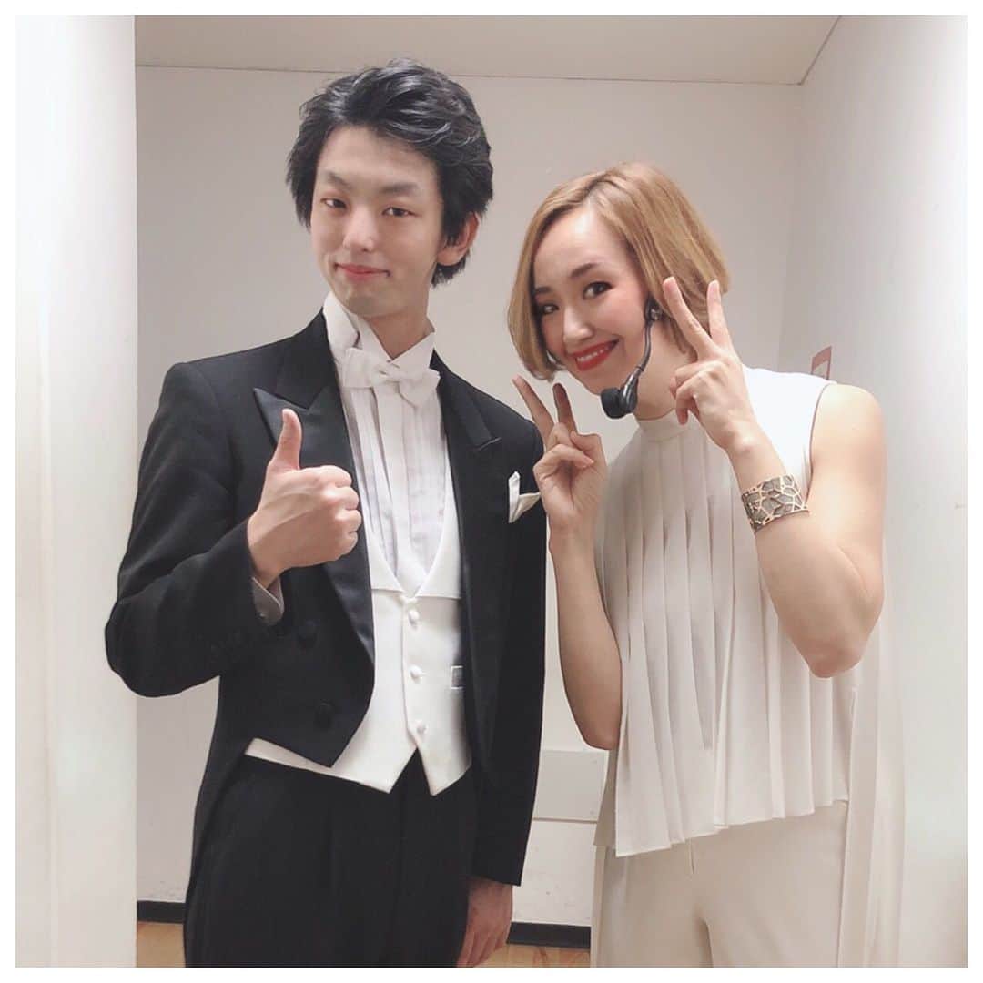 貴千碧のインスタグラム：「昨日無事に終演致しました😊✨ ベガ・バレンタインファミリーコンサート✨✨ 初めてオーケストラの方々の演奏で朗読させて頂くというお仕事をさせて頂き、指揮者の浦先生とオケの方と一つのものを作れたラストの盛り上がりに宝塚時代に味わった気持ち良さを実感しました。 子供たちと一緒にパプリカも踊りました😘  貴重な経験を本当にありがとうございました☺️🙏 . . . #スマート　で#熱い . #ウクライナ　から一時帰国され棒を振ってくださった#指揮者#浦優介　先生 魂震える演奏を奏でて下さった#宝塚市交響楽団　の#オーケストラ　の皆様  最高の思い出をありがとうございました🙏😆 子供たちと#米津玄師 さんの#パプリカ　踊りました😆 . . お世話になった譜面#となりのトトロ　さんと#リハーサル　中のオケの方々☺️ 浦先生のお隣の椅子に座り朗読させて頂きました☺️🙏 #久石譲 さんの#名曲　の数々 #最高 . 観にいらしてくださいました皆様、本当にありがとうございました☺️✨」