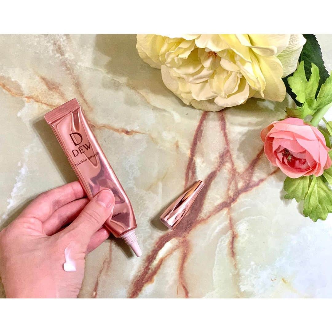 花田浩菜のインスタグラム：「#ママ美容 💄 . . 約1ヶ月前からバレンタインに向けて使いはじめた、  @dew_official_jp の DEW　リンクルスマッシュ👁❤️ しっかり毎日使い、 生まれて初めてこの1ヶ月間で#シワ改善美容液 を使い切ってみました。 . . 朝晩『シワよ、薄くなれー』と念を込めて笑、スキンケアの最後に目元、口元を中心におでこにもぬりぬり。 シワって乾燥するとどんどん増えると聞いたことがあるのですが、塗っていると乾燥しらずになってハリ感が出てくた気がします😊しっとりとした質感ですがベタつかないのでメイクのりも◎！使い心地がよくて続けやすい💕 バレンタインも前より肌に自信を持って迎えられそうです🍫😊 . 1番気になる目元のシワケアに、これからも続けてみたいなあ！ スキンケアってママになってからはなかなか外でのケアができない分、おうちケアがより大事だなあと痛感します。。 こういったコスメって1番どれが良いか悩みますよね〜💦 使用感などの質問があればコメントに是非どうぞ😊 . . #リンクルスマッシュ #使い切りコスメ #DEW_PR #カネボウDEW #シワ改善美容液 #シワ改善 #リンクルスマッシュ #ママ美容  #バレンタイン #使い切りスキンケア  #DEW #コスメマニア #エイジングケア #コスメ好きさんと繋がりたい #スキンケア #女の子ママ #男の子ママ #2児ママ #l4l #happy  #happydays」