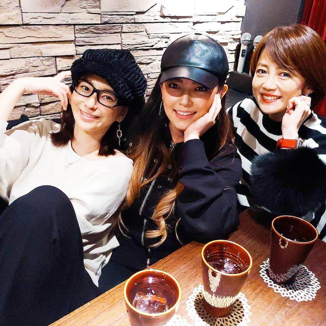 真山景子のインスタグラム：「#ヤツラ #同級生 #出逢いに感謝❤ 毎日の様に家族のように連絡とってはくだらない話。マイペースでありのままでも愛してくれるヤツラです。 #濃い一年だったね #やってよかったね 意外とみんな似たような性格だよねw 苦情は受け付けません🙉」