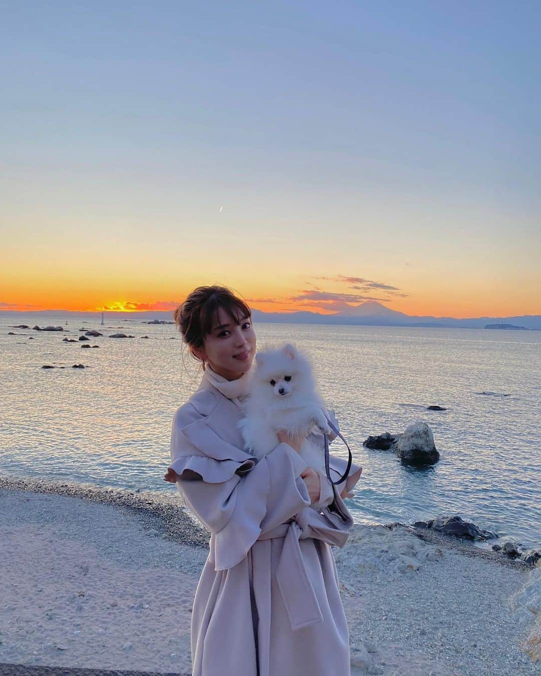 麻亜里さんのインスタグラム写真 - (麻亜里Instagram)「くりまると海へ🌊 コートはタグ付けしています✨  暖かくなったらこの辺りでいっぱいヨガしたいな❣️ . #森戸大明神 #海 #くりまる #ポメラニアン #dogstagram #いぬすたぐらむ #いぬのきもち #ポメ #いぬのいる暮らし #ワンスタグラム #estellak」2月10日 17時42分 - maari.0108