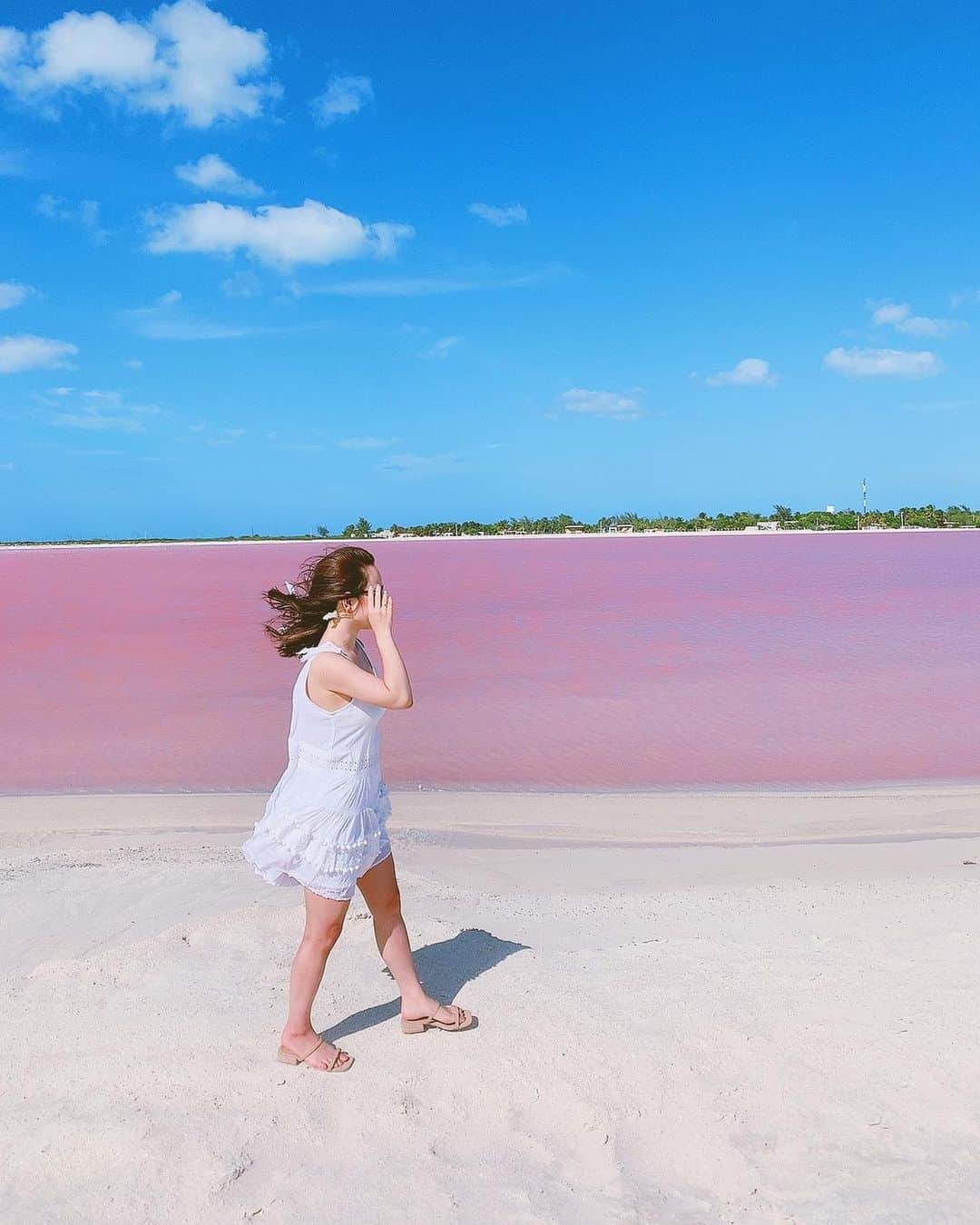 関根理紗さんのインスタグラム写真 - (関根理紗Instagram)「世界にいくつかピンクレイクってあるけど、初めて行った✌️✌️ めちゃくちゃ強風だったから歩くの大変だった笑  ほんとにちゃんとピンクで地球の不思議感じた🌏  このピンク色に欠かせないのがバクテリアと太陽と風なんだって🌵  塩になるとピンクじゃなくなっちゃうの不思議。 ピンクのお塩が買いたかった🥺  青ピンク白可愛い🥰  #pinklake #mexico #ピンクレイク　#地球の不思議　#死ぬまでにみたい絶景」2月10日 17時46分 - sekine.risa