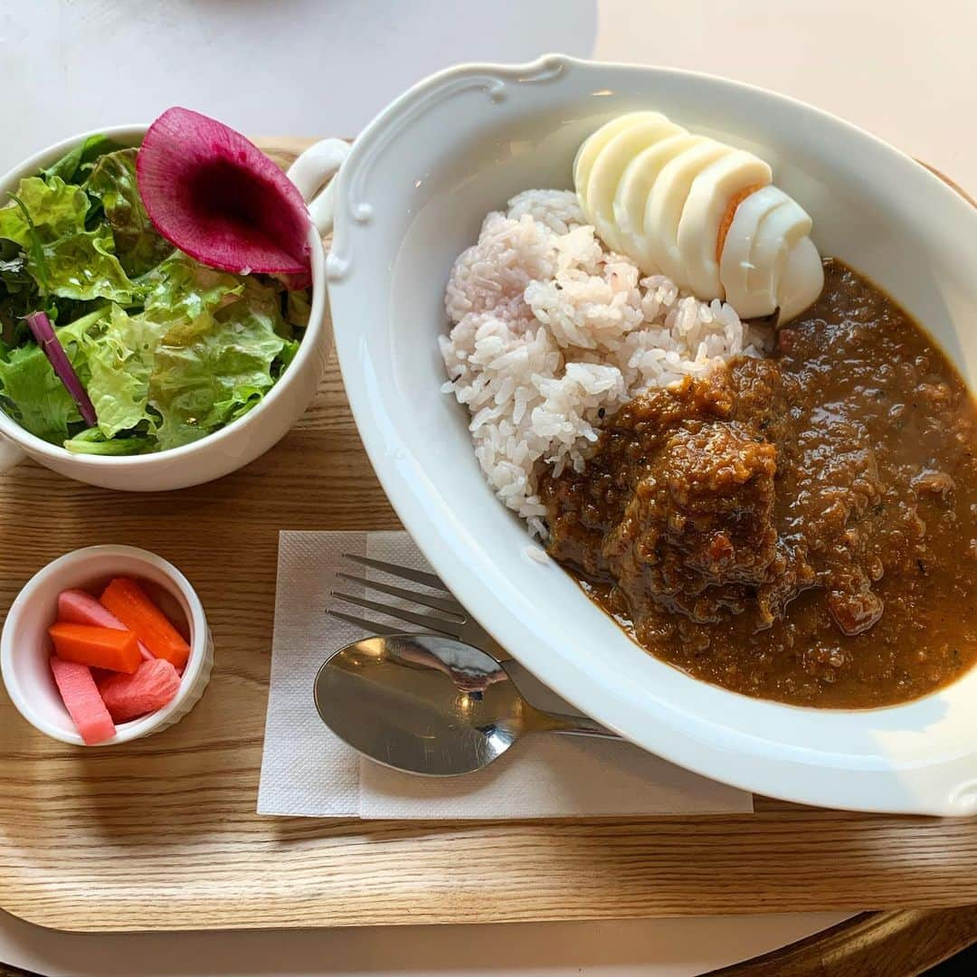 黒沢薫さんのインスタグラム写真 - (黒沢薫Instagram)「早めの夕ご飯。 #dinner #curry #humburg #salad #pickles #cafe #yum #spicy #happy #music #soul #rb #singer #lovelife #instafood #ハードコアカレーシンガー #松山 #G25ツアー」2月10日 17時46分 - kaorukurosawa_lovelife