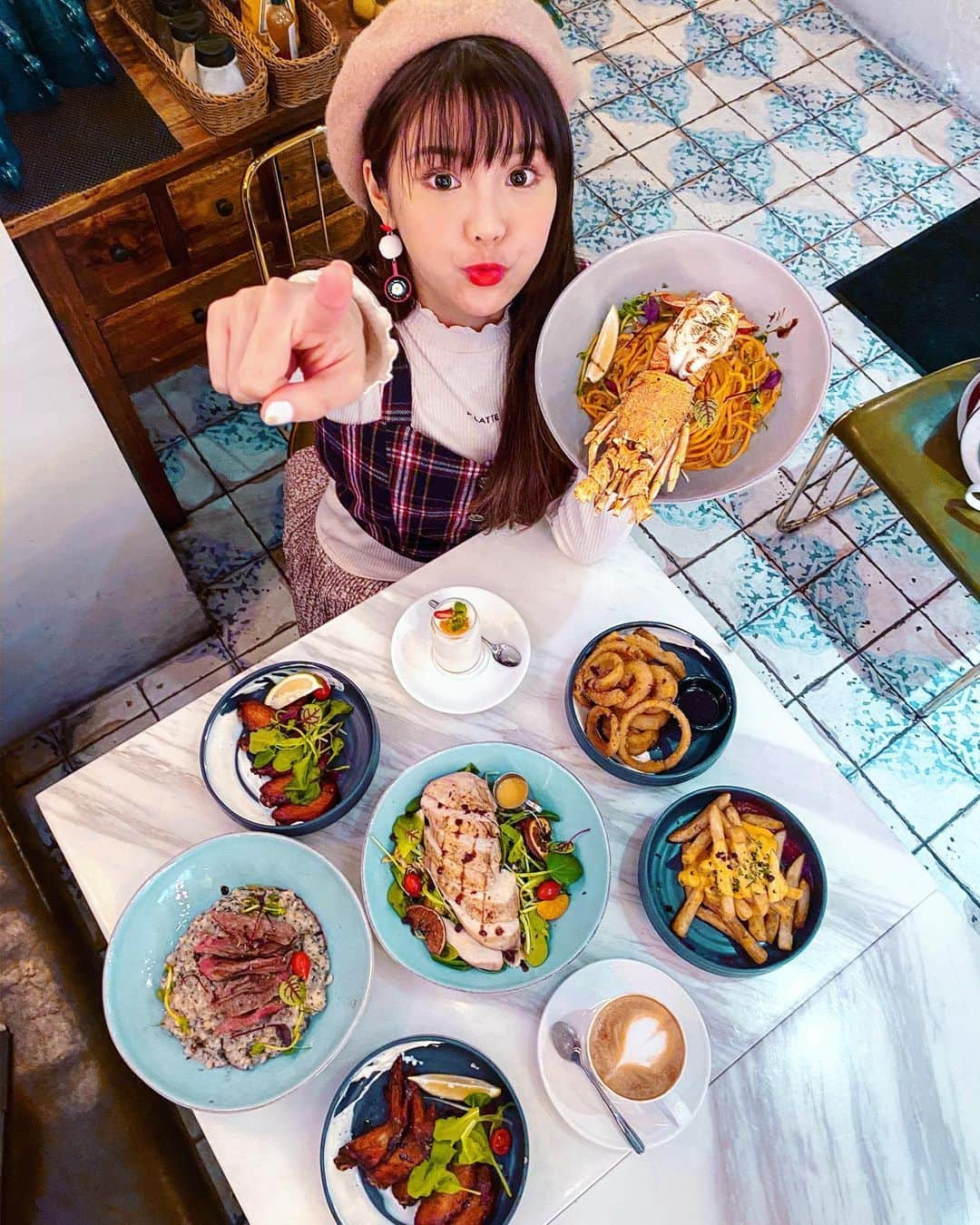 琳妲さんのインスタグラム写真 - (琳妲Instagram)「🍳🥙🥗🥞🧀🍣🍰🍹 情人節要到了 最近很有時間所以吵著林進帶我去吃樂丘 啊到底甘他什麼事 因為他有車😏😏😏 完美工具人！？ ————————————- 樂丘的舒芙蕾真的OMG吃起來超舒服～（超夯甜點🔥） 尤其是我第一次吃到港式流沙湯圓舒芙蕾 有夠特別🥰🥰🥰 （還有珍奶 可可 草莓口味） —————————————— 特別推薦 ✨爐烤牛排松露燉飯（客製化）🥩 ✨水波蛋青醬鮭魚卵麵🥚 ✨爐烤肋排甜菜根燉飯🐷 ✨樂丘奶茶🥤 ✨薄皮香料酥皮雞翅🐔 ✨陽光雞肉沙拉🥗 #台中景點 #東海美食  #樂丘 #樂丘廚房 #舒芙蕾」2月10日 17時48分 - linda831212