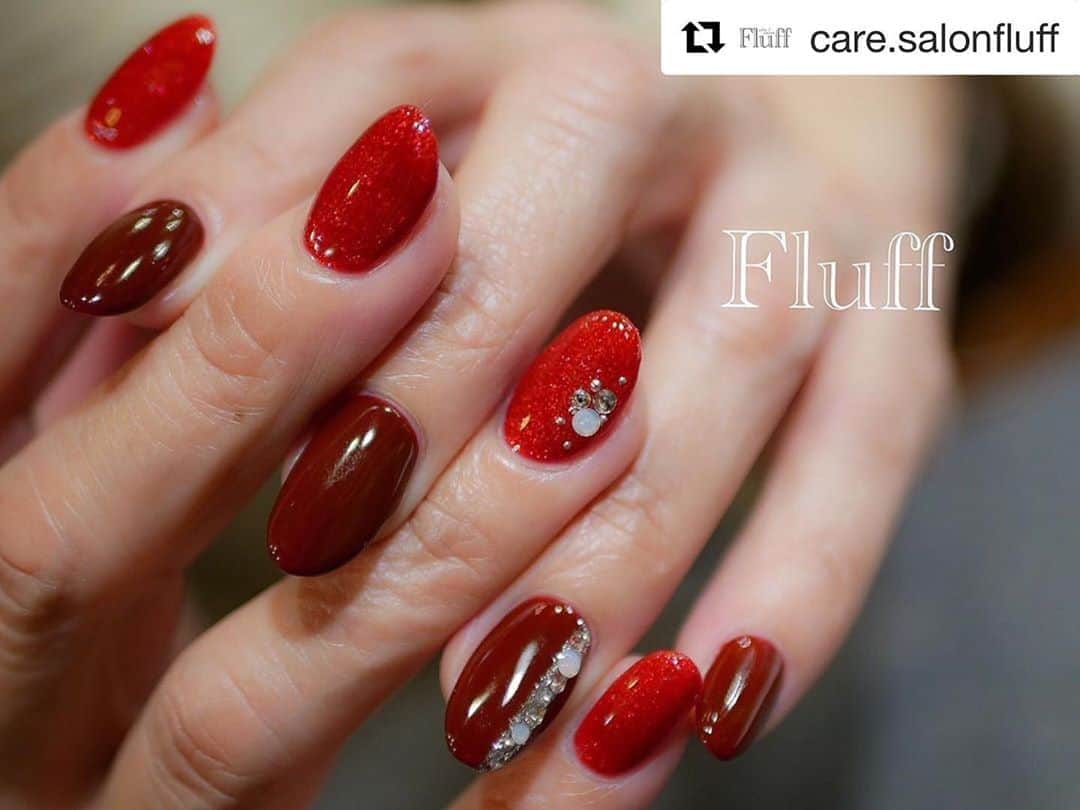 のインスタグラム：「エデュケーターの三浦由貴子先生のサロン　@care.salonfluff  でお使い頂いたこちらのカラーは、﻿ 華やかなラメ入りのレッド ＃009 と、﻿ アートシリーズの中の深みのあるボルドー ＃611💅﻿ そしてストーンの下のラメラインは光り輝くスパークルシリーズのシルバー #313⭐️ ﻿ #Repost @care.salonfluff with @get_repost﻿ ・・・﻿ ・﻿ ・﻿ ・﻿ 大好きな赤✨✨✨﻿ アシンメトリーでカッコ良く!!﻿ イベントも楽しんで来てくださいね😆﻿ ・﻿ ・﻿ ・ ・ ・ ✨✨✨✨﻿ お問い合わせ、ご予約は﻿ コチラから⬇️﻿ LINE ID  rjp4920f」