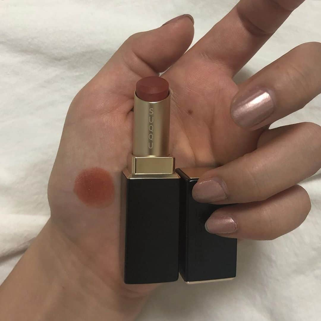 RiLiさんのインスタグラム写真 - (RiLiInstagram)「春にもぴったり👌💕【オレンジリップ】で垢抜けフェイス🍊💄 ..... 【オレンジリップ】が大活躍の予感🍊🧡ぱっと顔を明るくしてくれるオレンジカラーはこの春注目のカラーだよ💄✨ イエベさんにはぜひ試してほしいカラー❣️❣️垢抜けたいコはもちろん、ヘルシーに見せたい子にオススメだよ💕 パキッとした色味から、ブラウンがかったくすみのある色味など……ブランドによって種類はさまざま😉💫春に向けて自分にあったオレンジカラーを見つけてみてはいかが👀❓💕 ❣ ❣ ❣ ❣ ❣ サイトやSNSで掲載させていただくお写真募集中😘📸 かわいいコーデやアイテム、注目スポットなどが撮れたら、ハッシュタグ→#rili_tokyo  を付けて投稿❗ ． Special Thanks💋 Photo by @_68.rn @___.ane_ @ksm8416 @naco322 @_1.0.am.1.2_ @mer__ci_ @an_na_0908 @__.amafacon @y.21.n @tanakanozomi_ . ． #春 #春コーデ#オレンジリップ #オレンジコスメ #春リップ #オレンジカラー #カラーリップ #グロス #リップ #マットリップ #ブラウンコーデ #ベージュコーデ  #ワントーンコーデ #シンプルコーデ  #カジュアルコーデ #ガーリーコーデ #置き画 #置き画くら部 #今日のコーデ #コーデ #コーディネート #RiLi  #おしゃれさんと繋がりたい #お洒落さんと繋がりたい #ファッション #패션스타그램 #ootd #outfit」2月10日 18時02分 - rili.tokyo